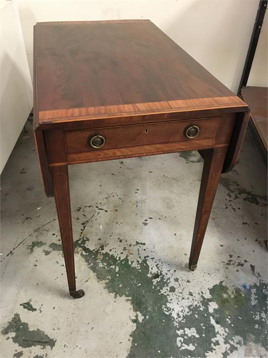 An Edwardian drop leaf table with drawer - Image 3 of 3