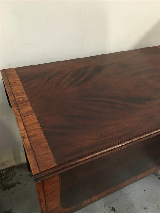 An Edwardian drop leaf table with drawer - Image 2 of 3