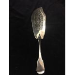 Silver fish slice marked Edinburgh 1829. 159.6gms