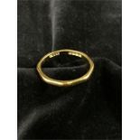 Hallmarked 22ct gold ring (2.4g) in total