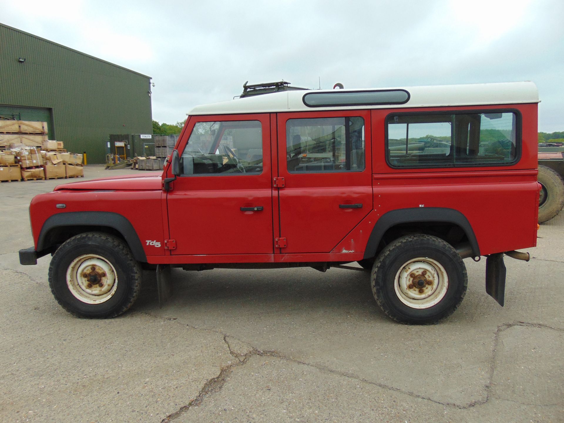 Land Rover 110 TD5 Station Wagon - Image 4 of 24