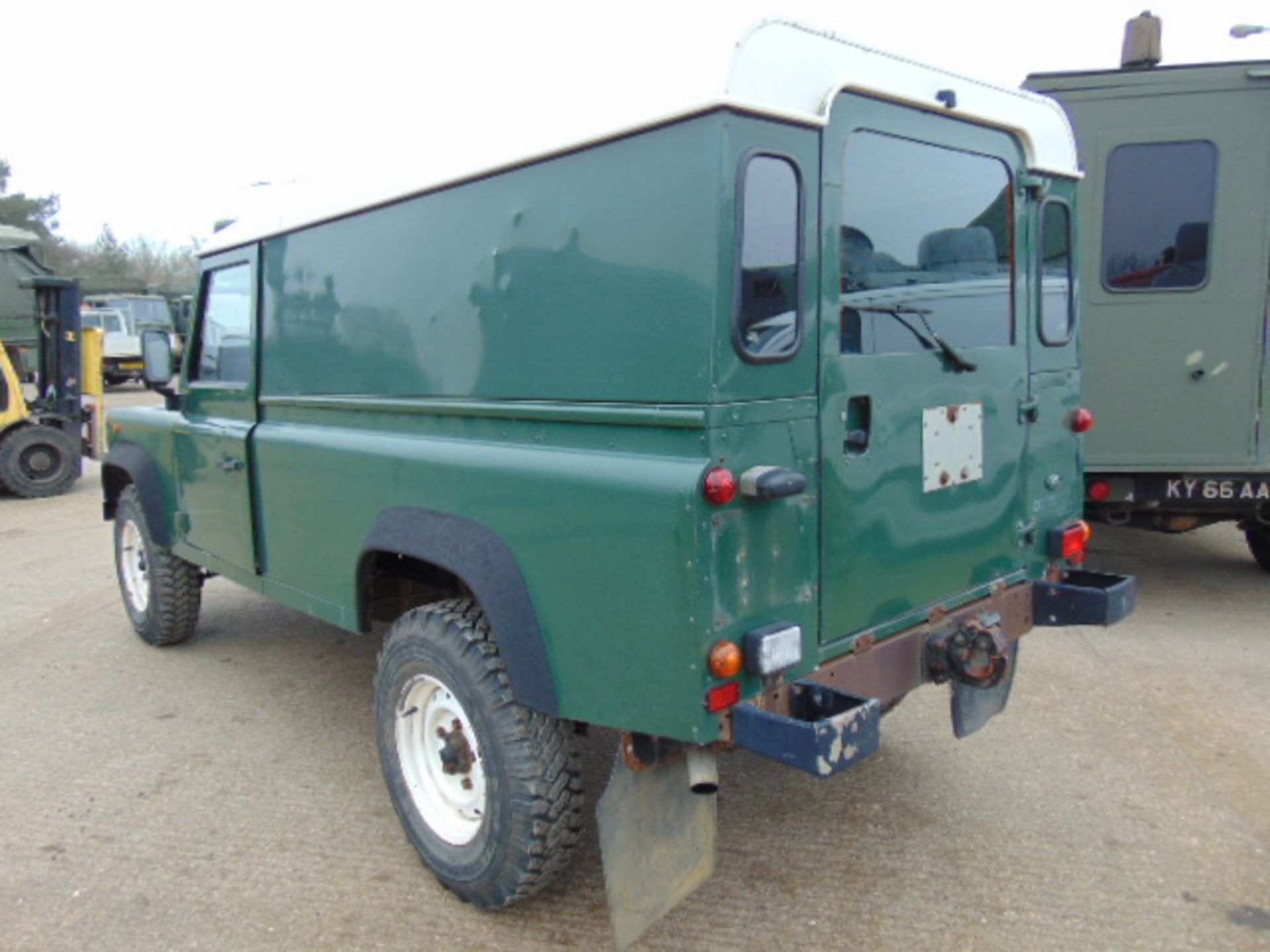 Land Rover Defender 110 300TDi - Image 6 of 17