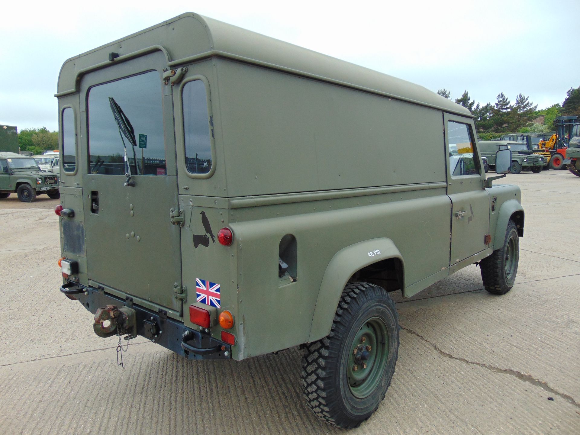 Land Rover Defender 110 300TDi - Image 8 of 18