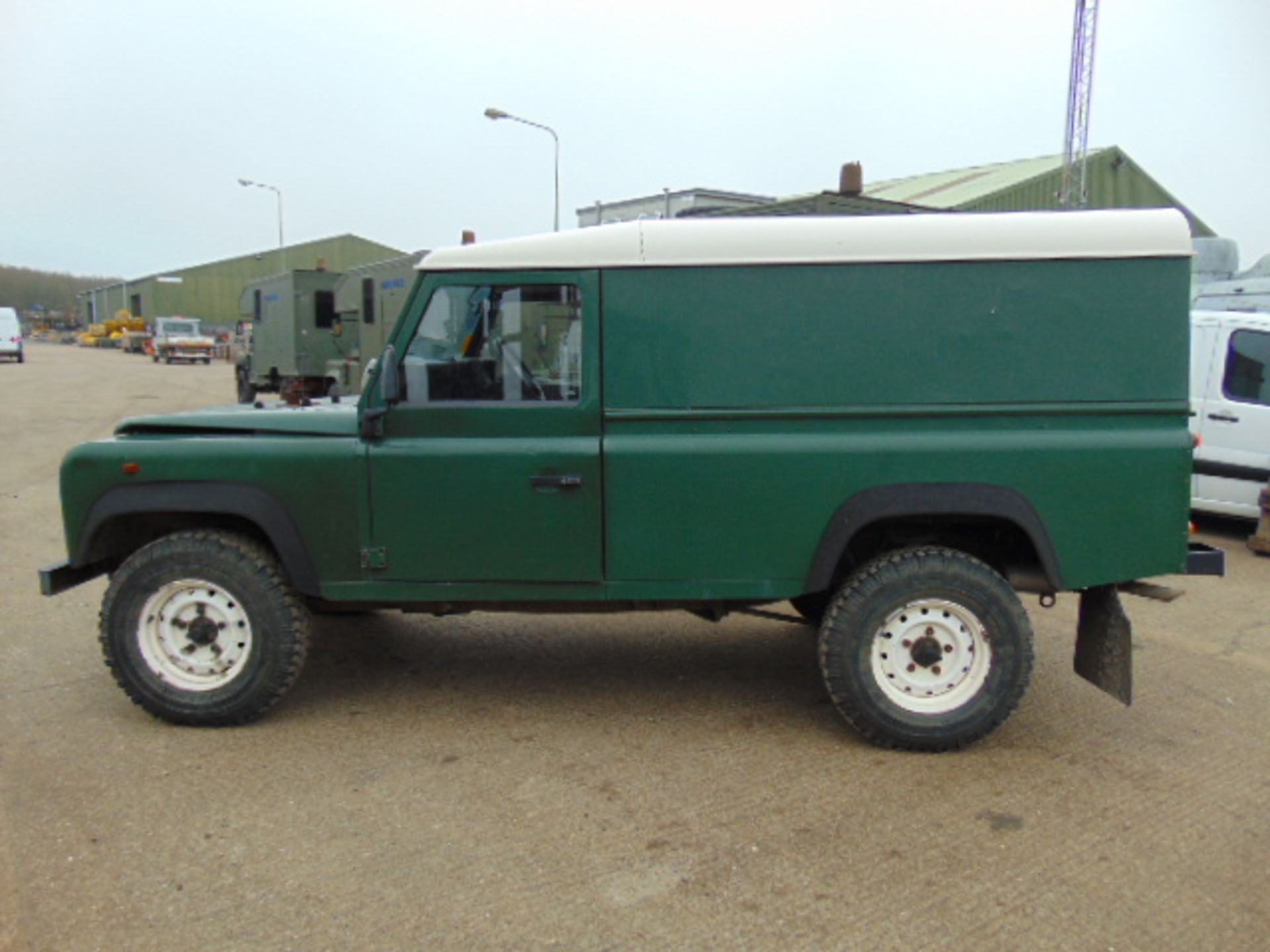 Land Rover Defender 110 300TDi - Image 4 of 17