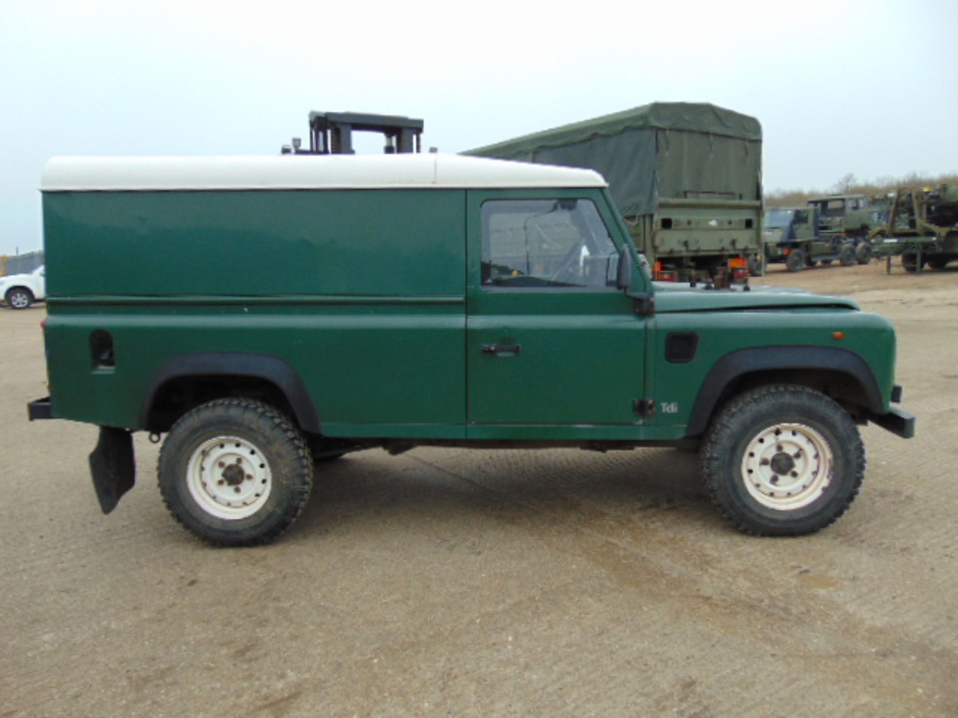 Land Rover Defender 110 300TDi - Image 5 of 17