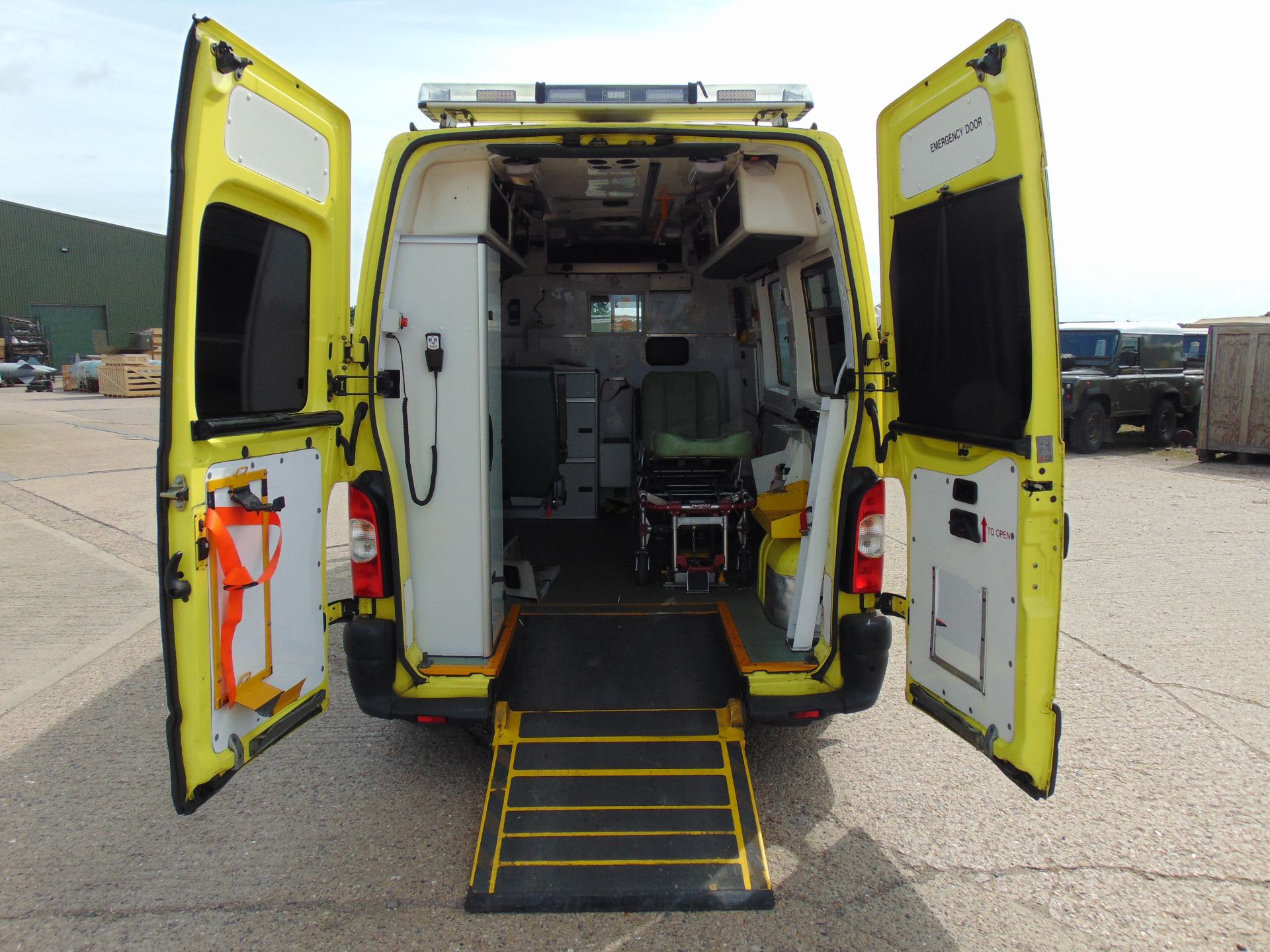 Renault Master 2.5 DCI ambulance - Image 14 of 19