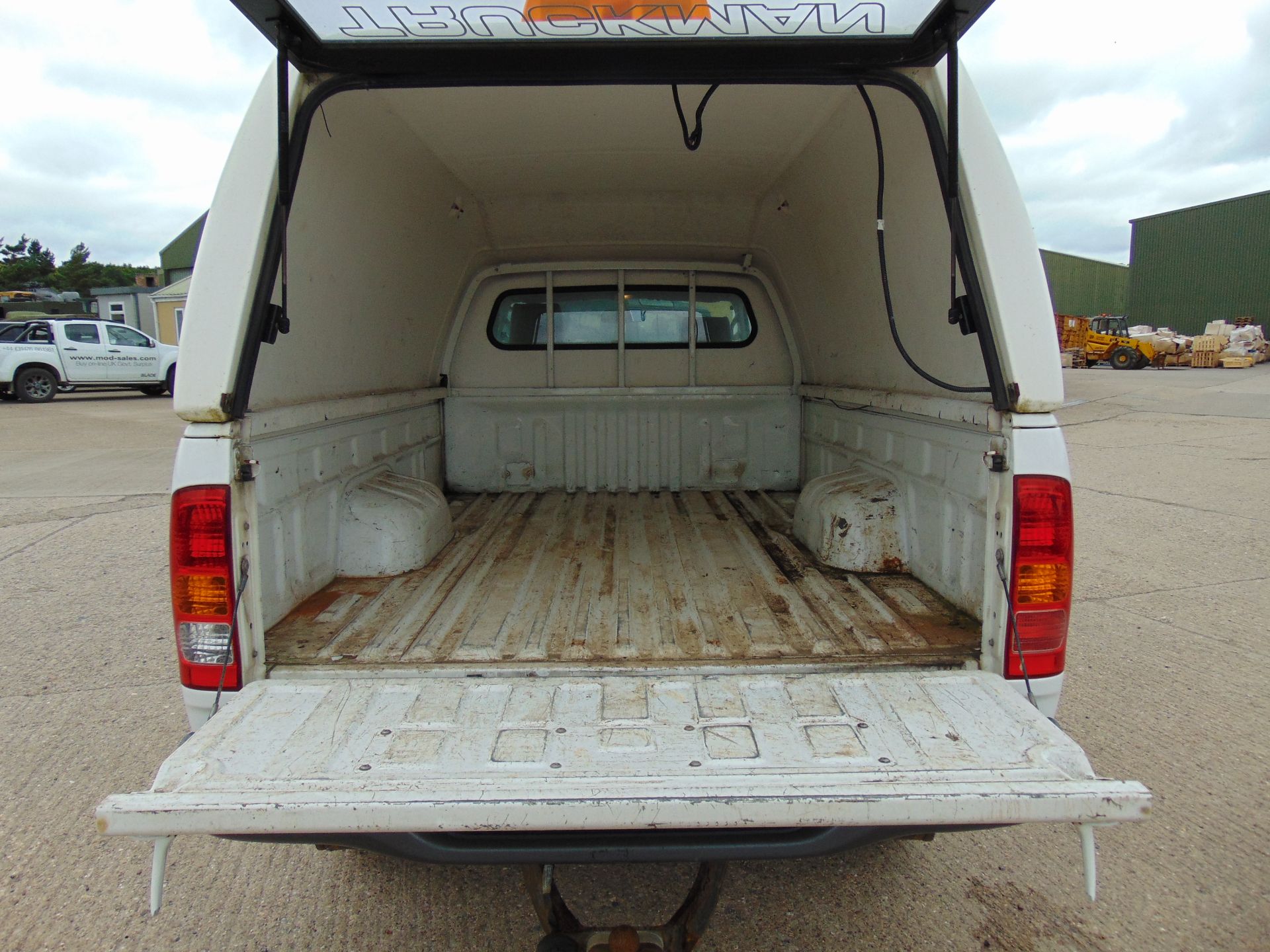 2010 Toyota Hilux 2.5 D4D Pickup - Image 14 of 16