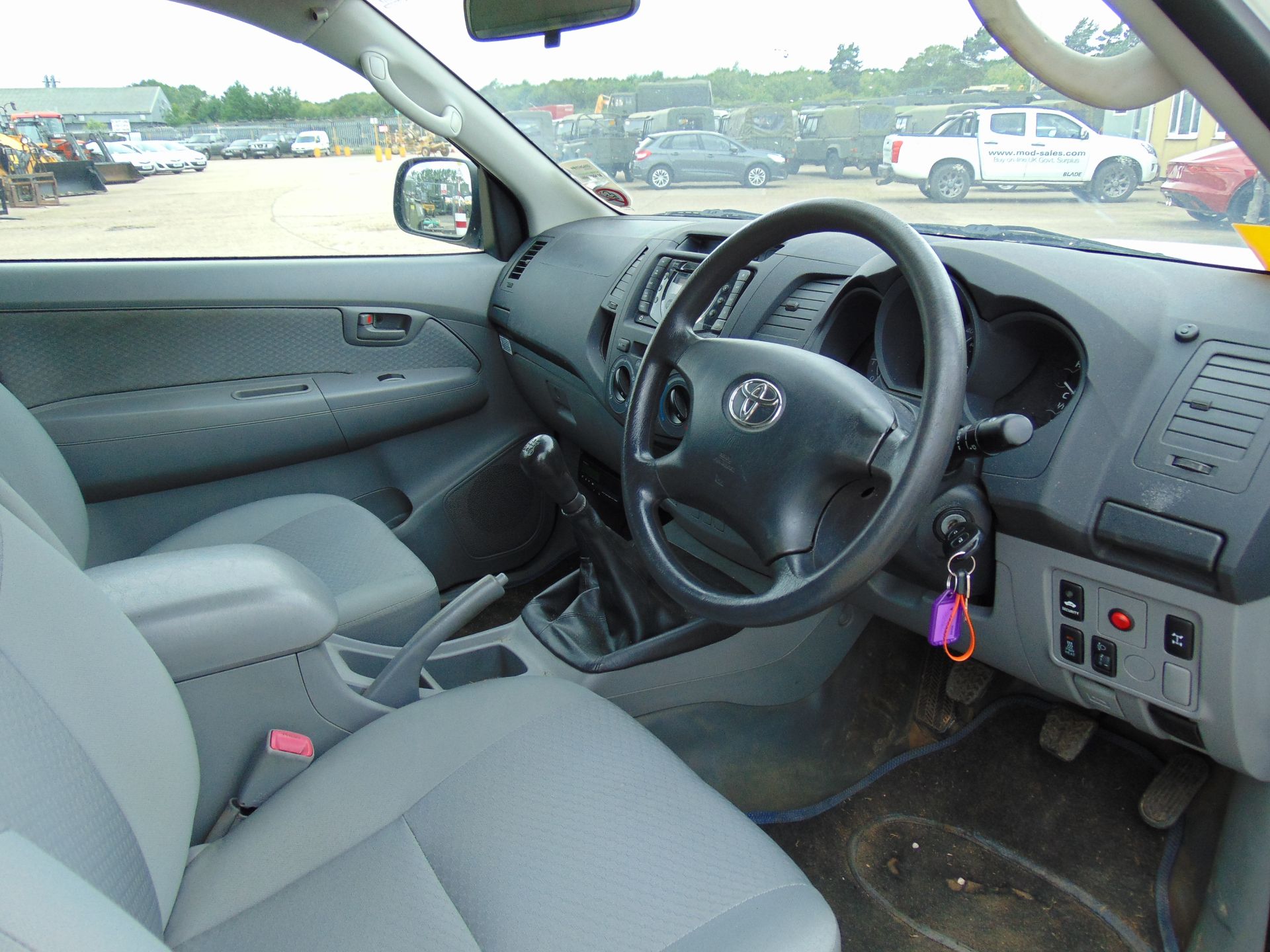 2010 Toyota Hilux 2.5 D4D Pickup - Image 12 of 16