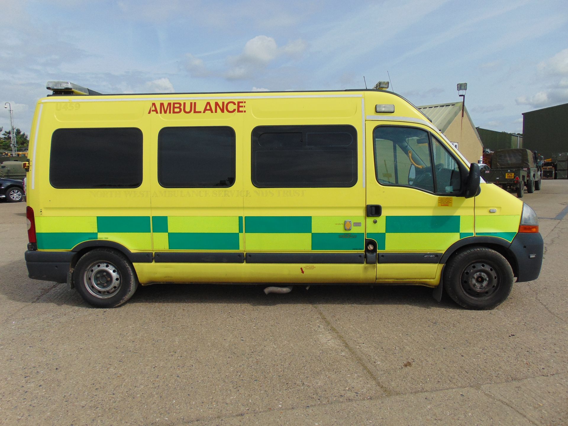 Renault Master 2.5 DCI ambulance - Image 5 of 19