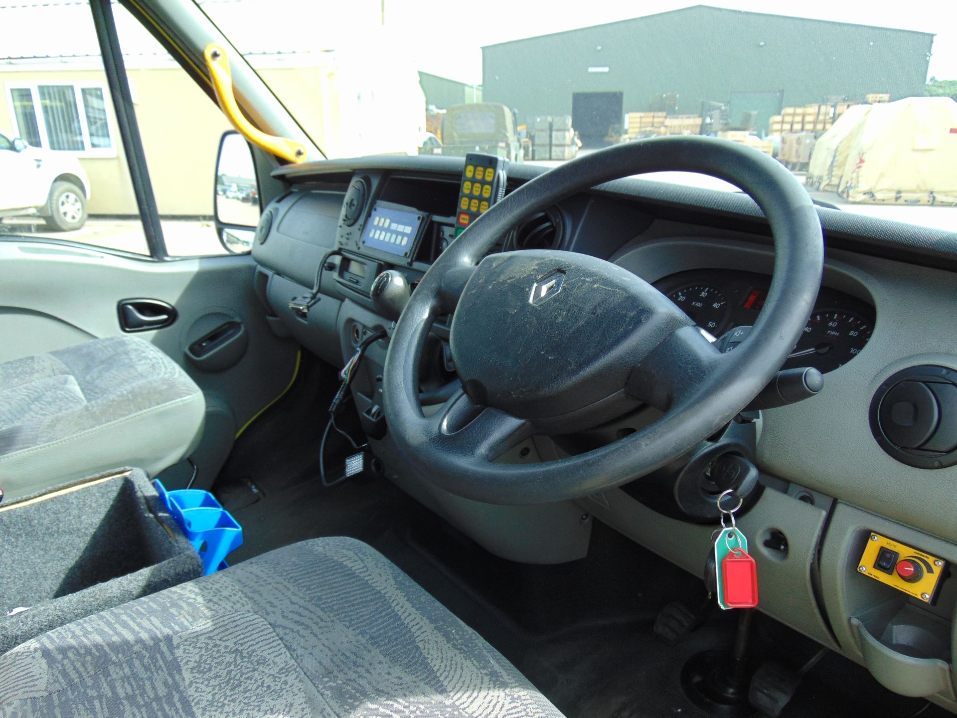 Renault Master 2.5 DCI ambulance - Image 12 of 19