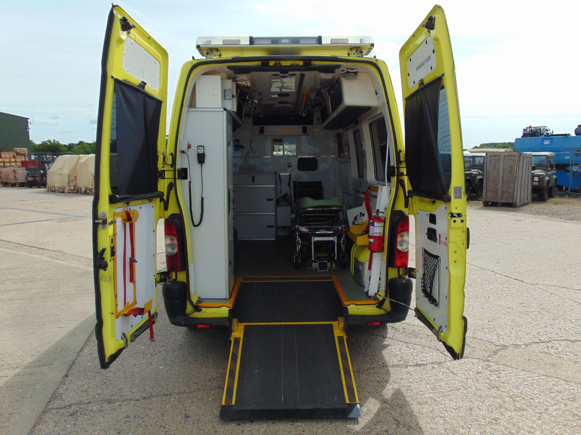 Renault Master 2.5 DCI ambulance - Image 14 of 19