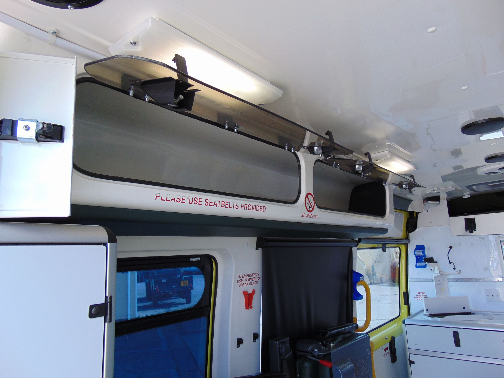 Renault Master 2.5 DCI ambulance - Image 17 of 19