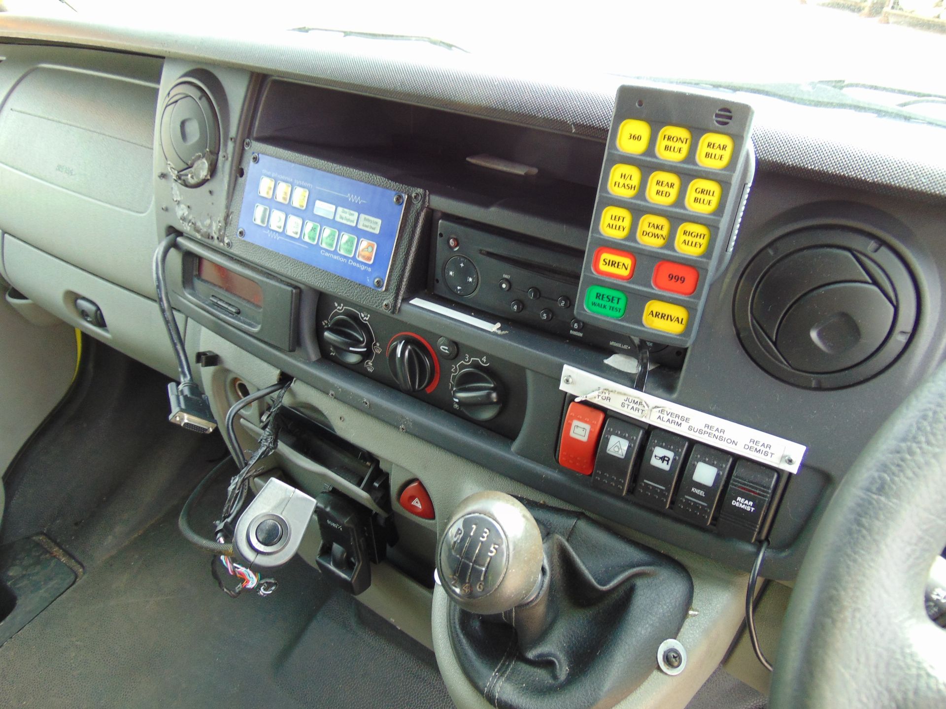 Renault Master 2.5 DCI ambulance - Image 11 of 19