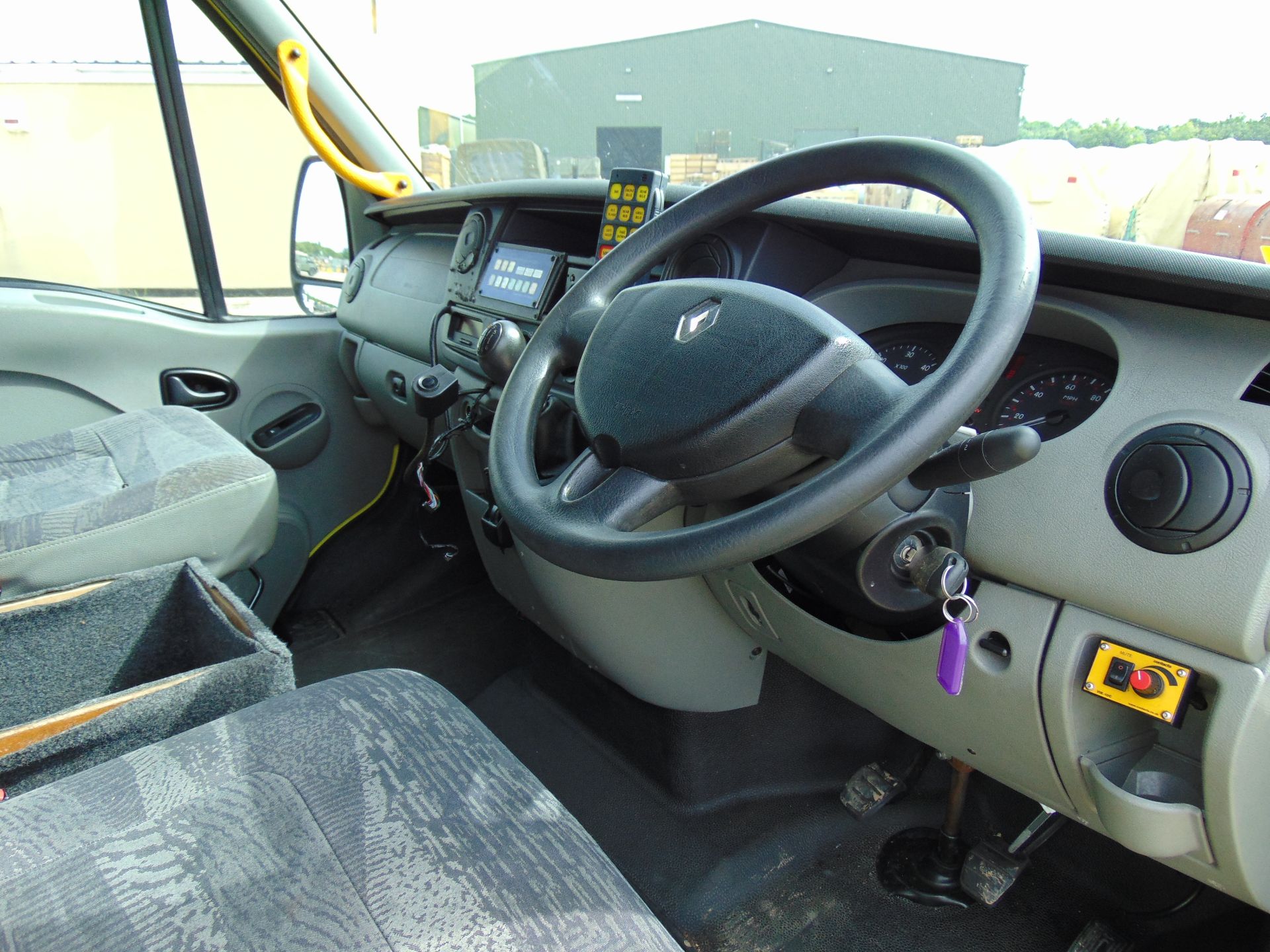 Renault Master 2.5 DCI ambulance - Image 12 of 19