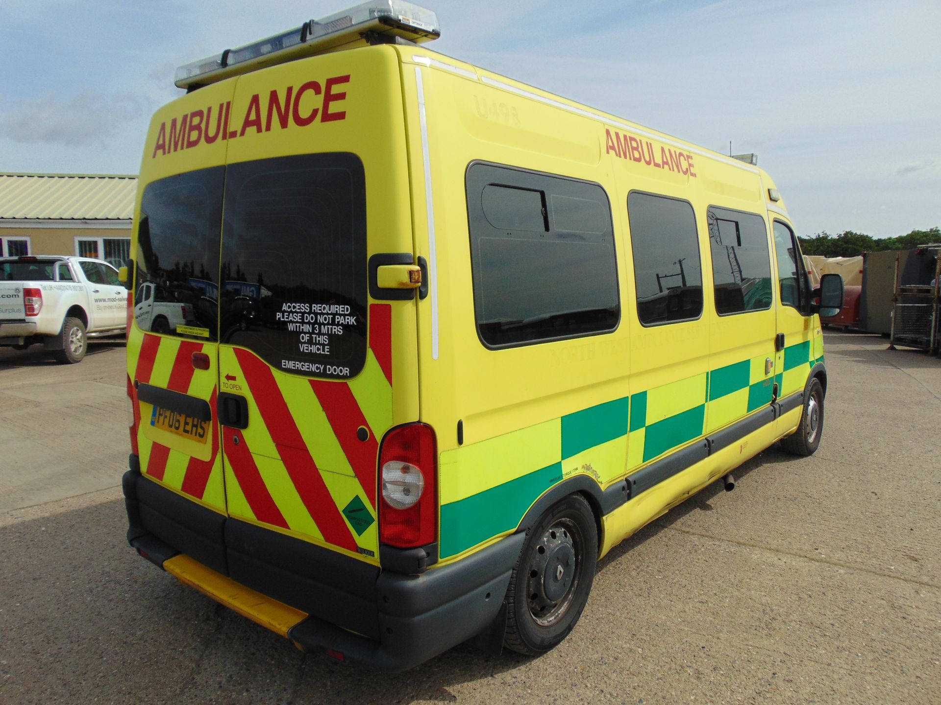 Renault Master 2.5 DCI ambulance - Image 8 of 19
