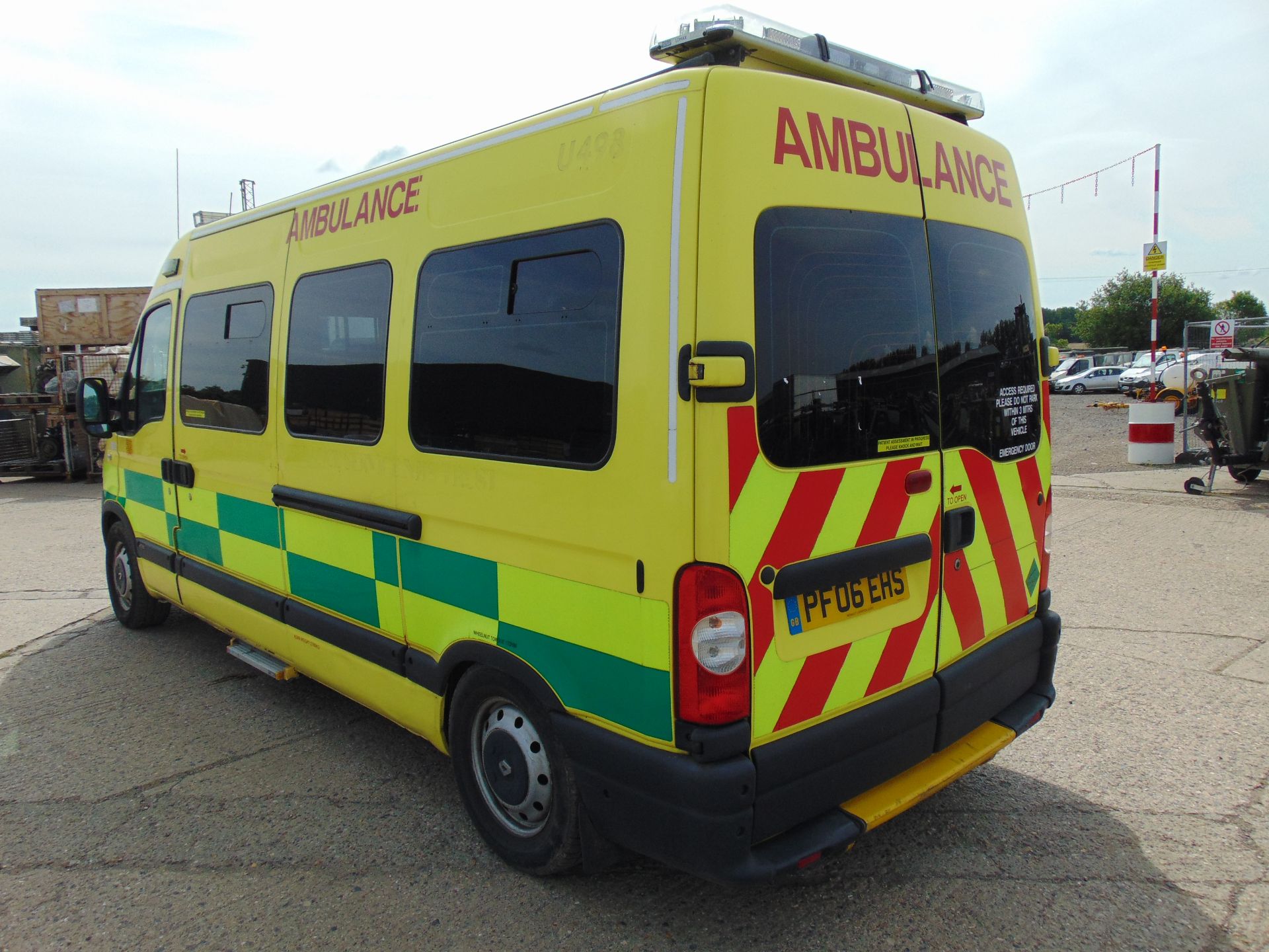 Renault Master 2.5 DCI ambulance - Image 6 of 19