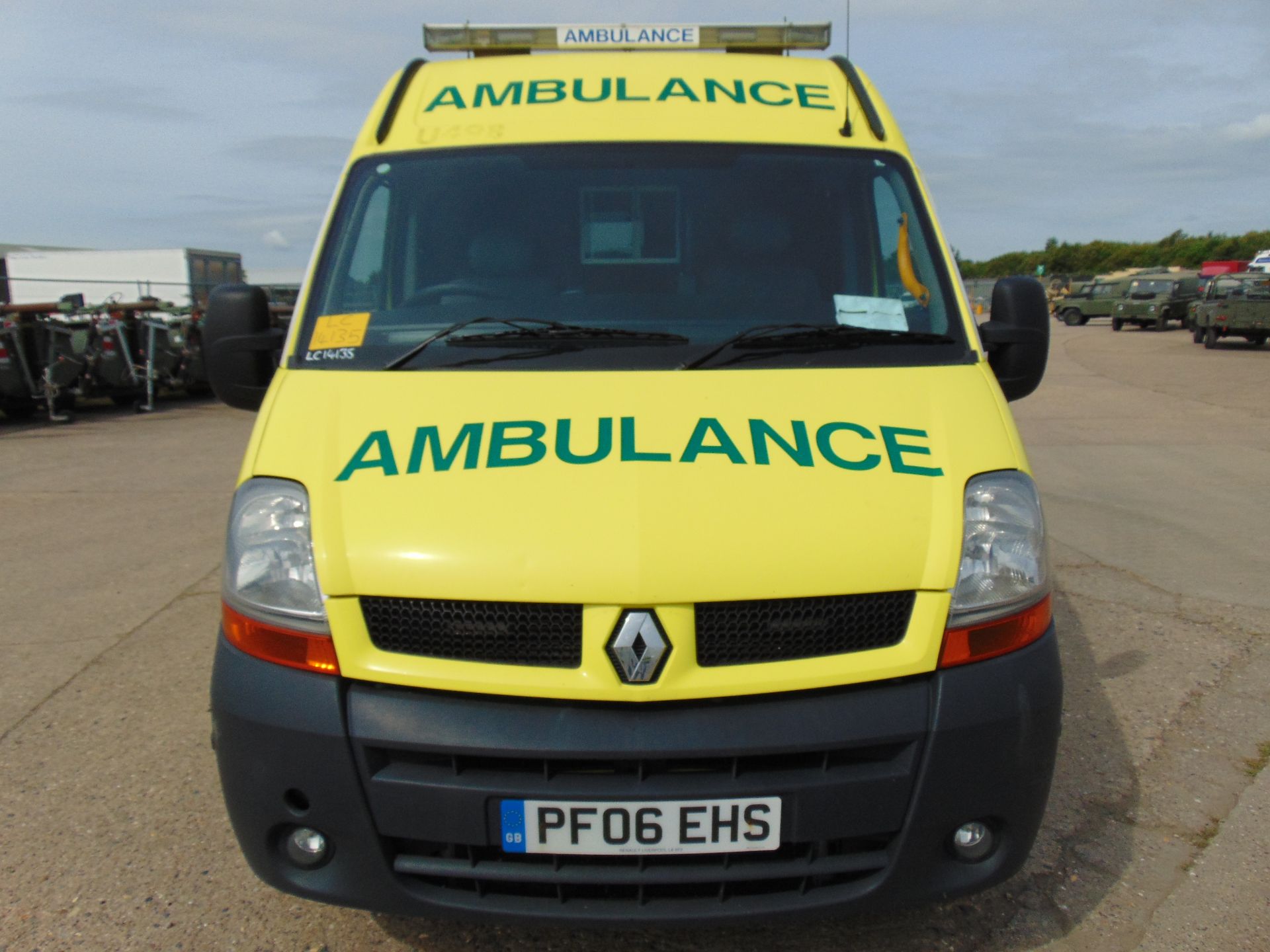 Renault Master 2.5 DCI ambulance - Image 2 of 19