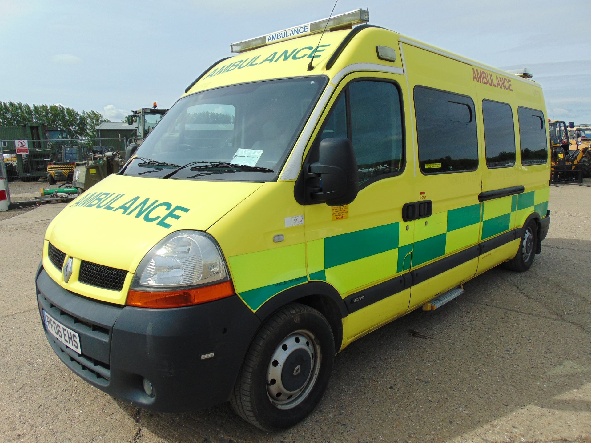 Renault Master 2.5 DCI ambulance - Image 3 of 19