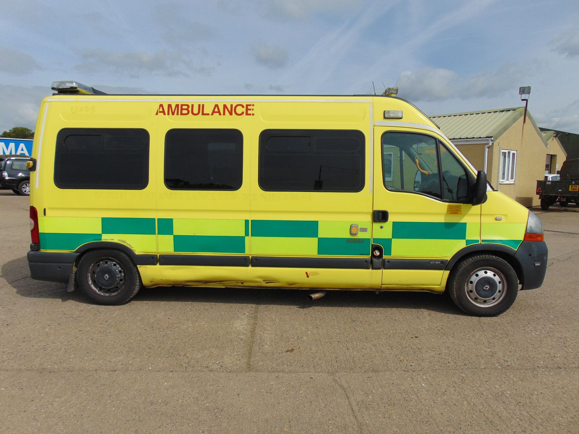 Renault Master 2.5 DCI ambulance - Image 5 of 19