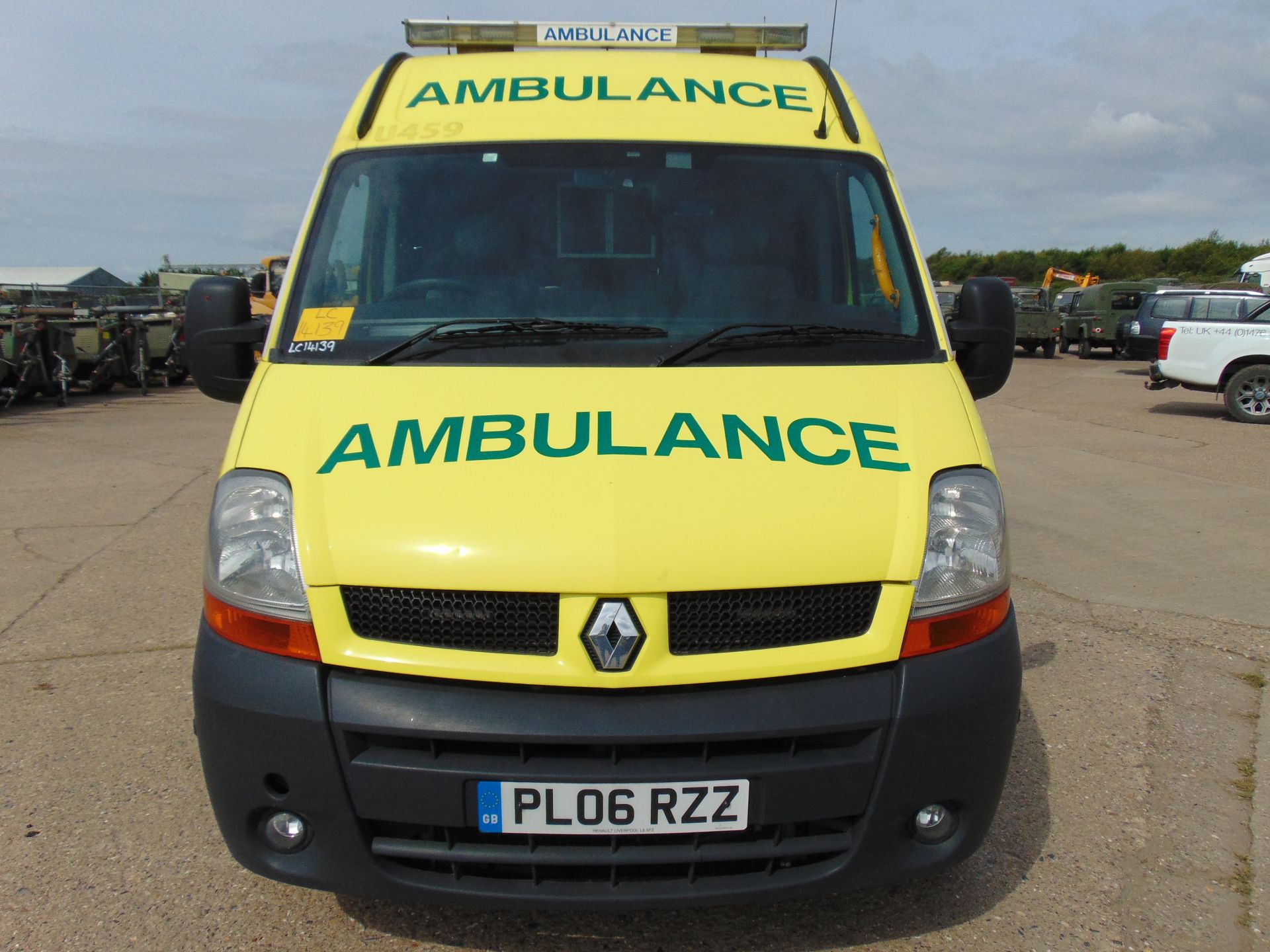 Renault Master 2.5 DCI ambulance - Image 2 of 19