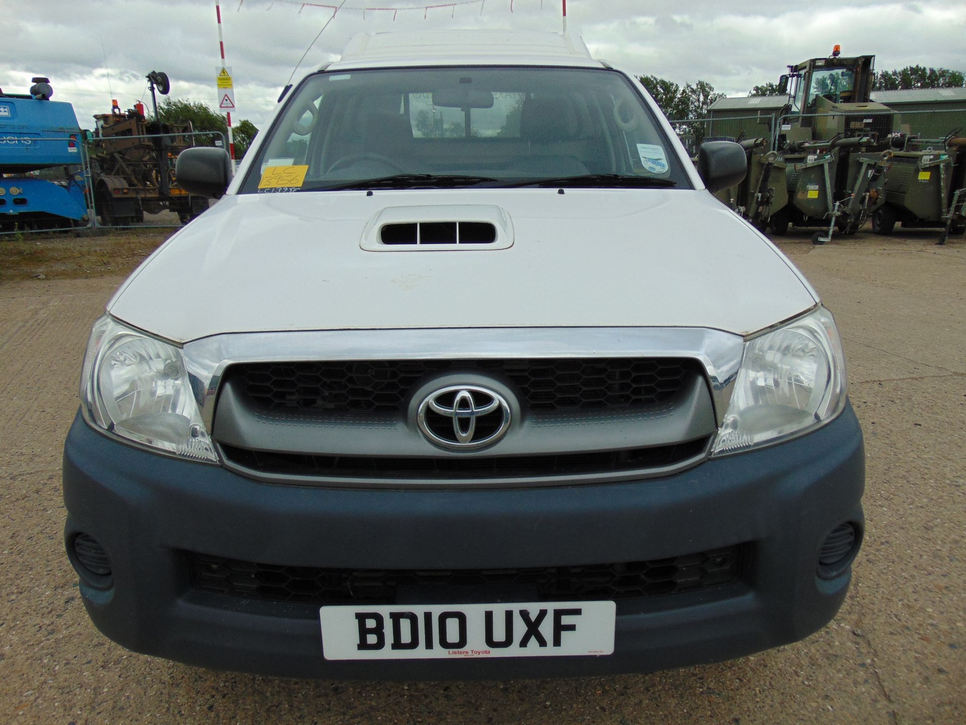 2010 Toyota Hilux 2.5 D4D Pickup - Image 2 of 16