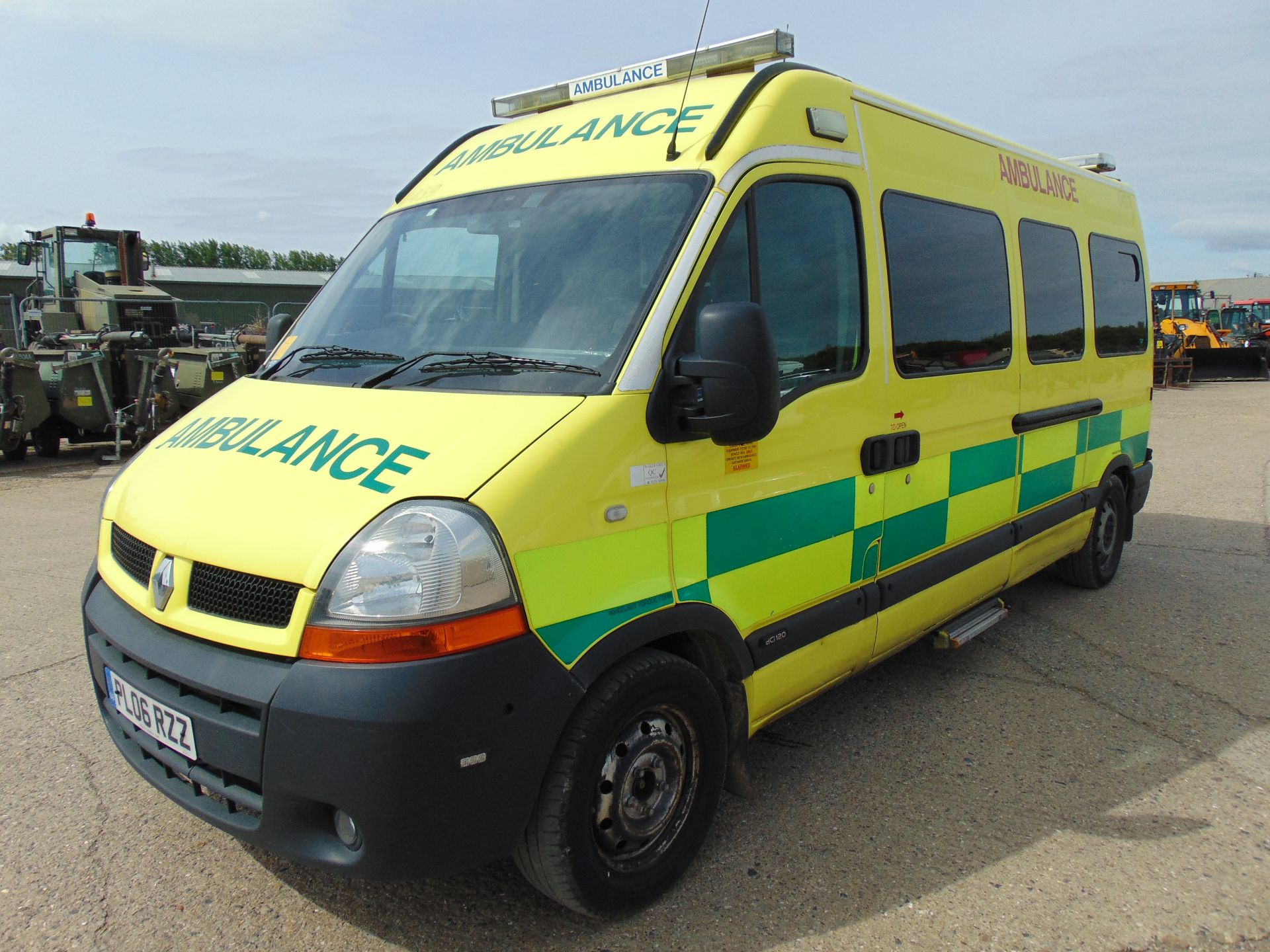 Renault Master 2.5 DCI ambulance - Image 3 of 19