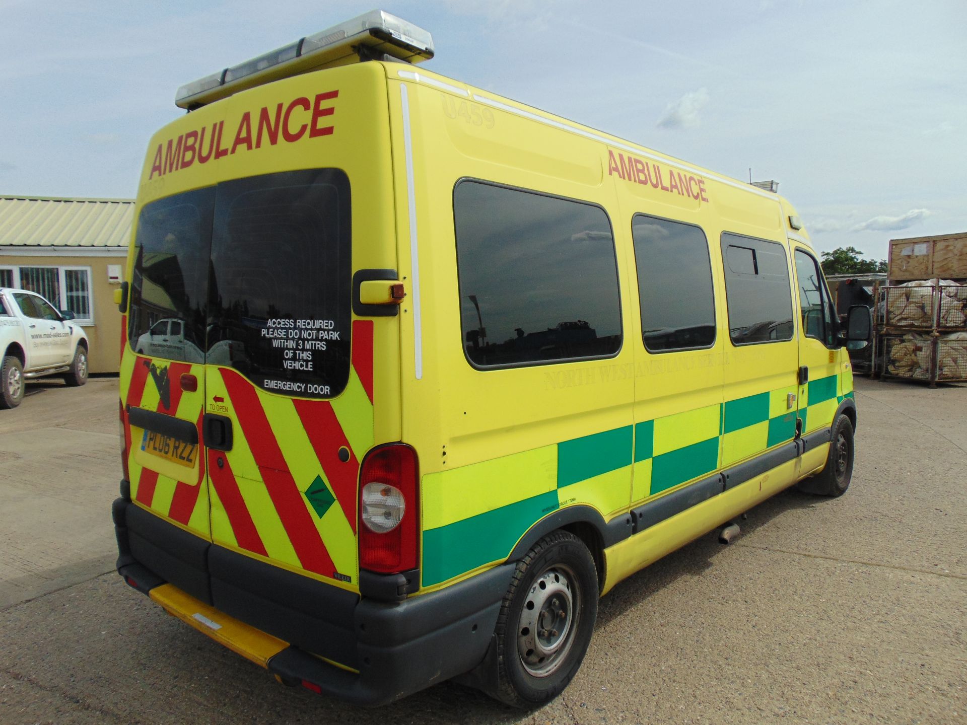 Renault Master 2.5 DCI ambulance - Image 8 of 19