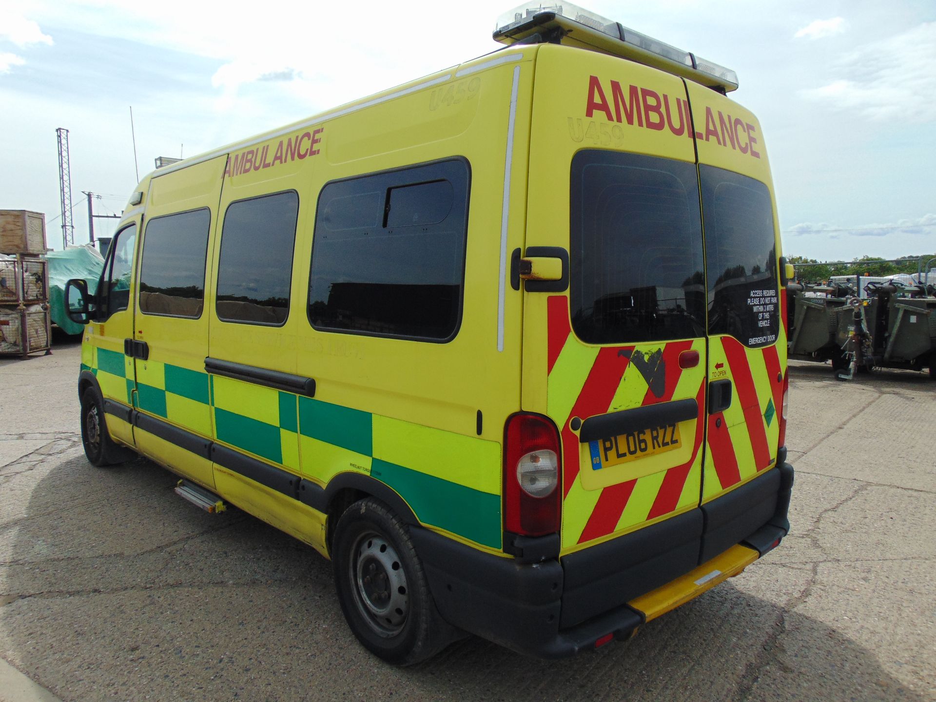 Renault Master 2.5 DCI ambulance - Image 6 of 19