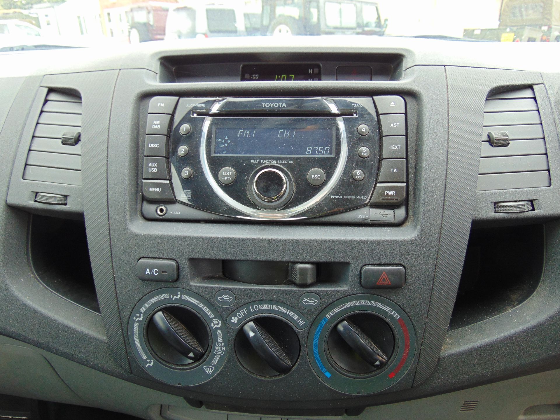 2010 Toyota Hilux 2.5 D4D Pickup - Image 10 of 16