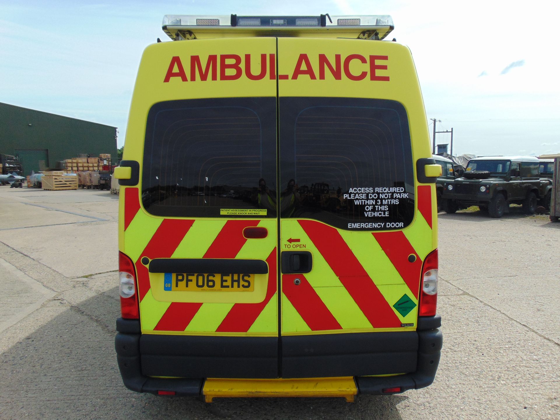 Renault Master 2.5 DCI ambulance - Image 7 of 19