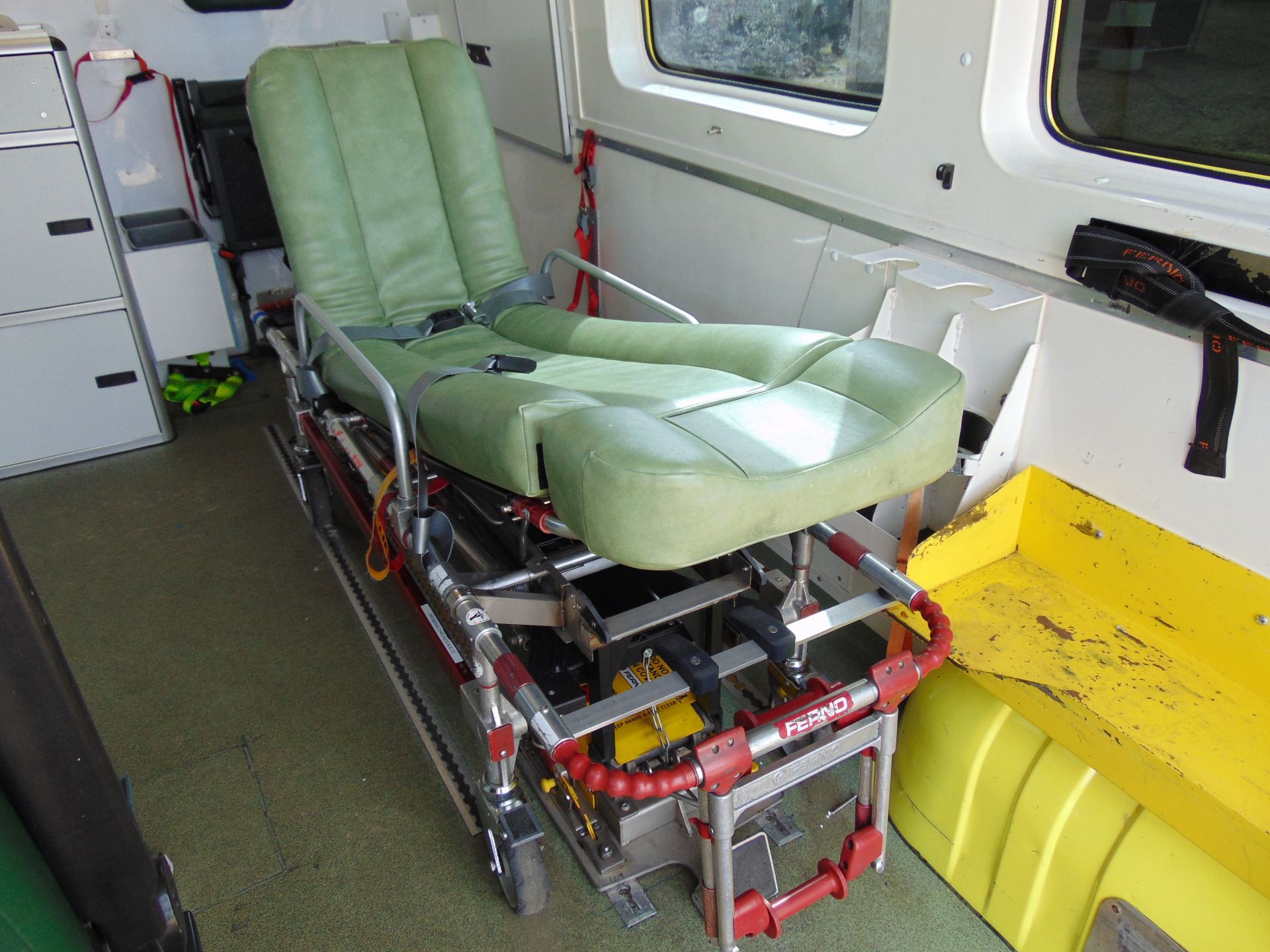 Renault Master 2.5 DCI ambulance - Image 15 of 19