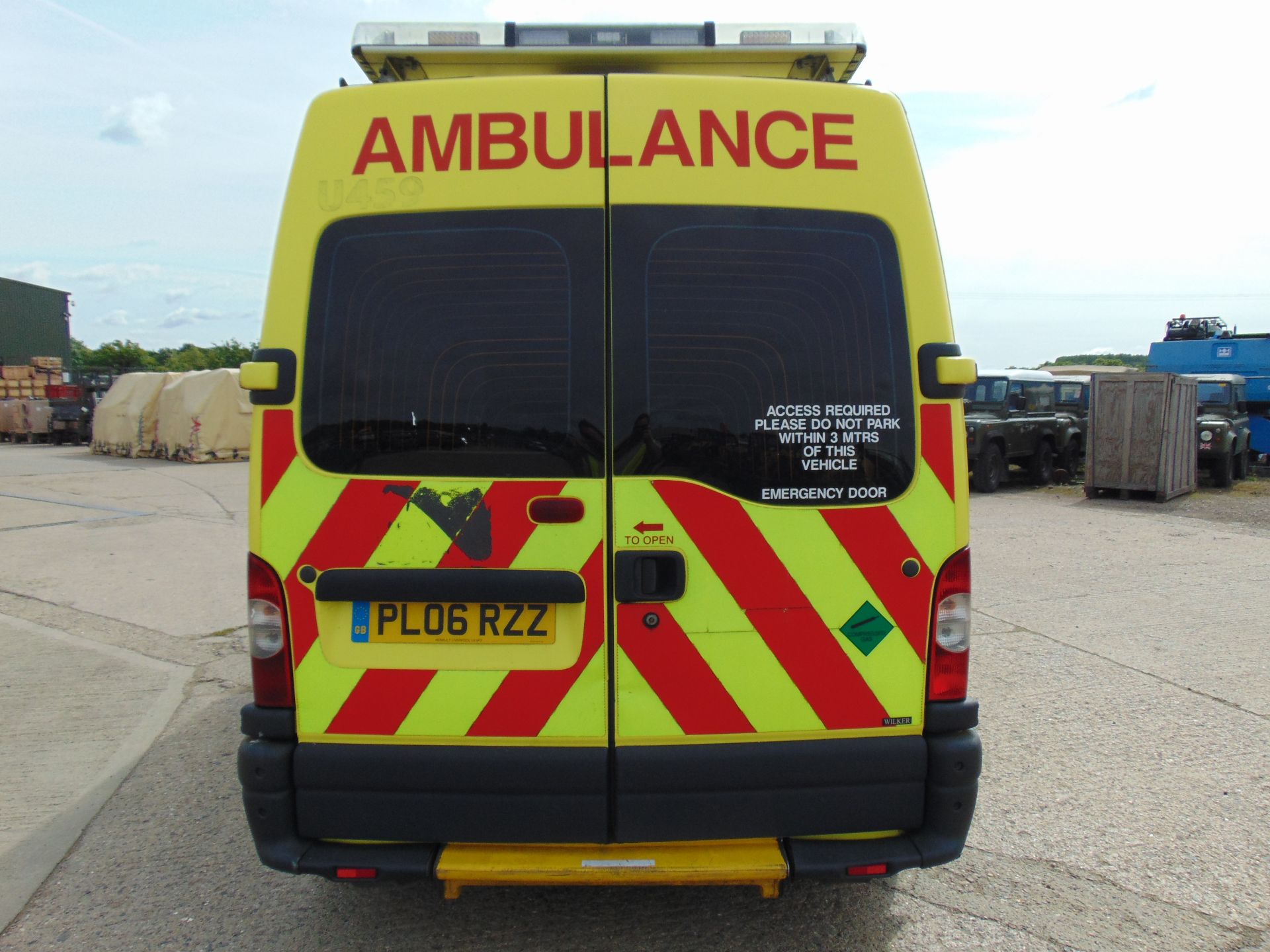 Renault Master 2.5 DCI ambulance - Image 7 of 19