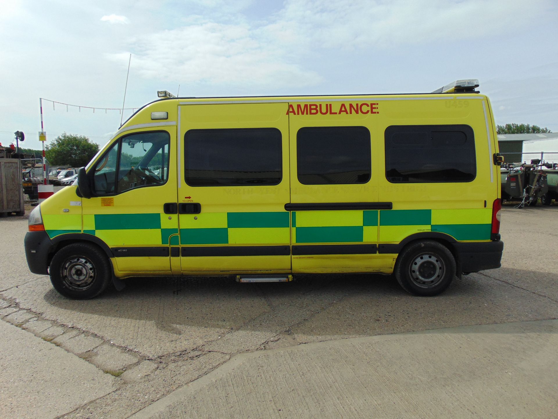 Renault Master 2.5 DCI ambulance - Image 4 of 19