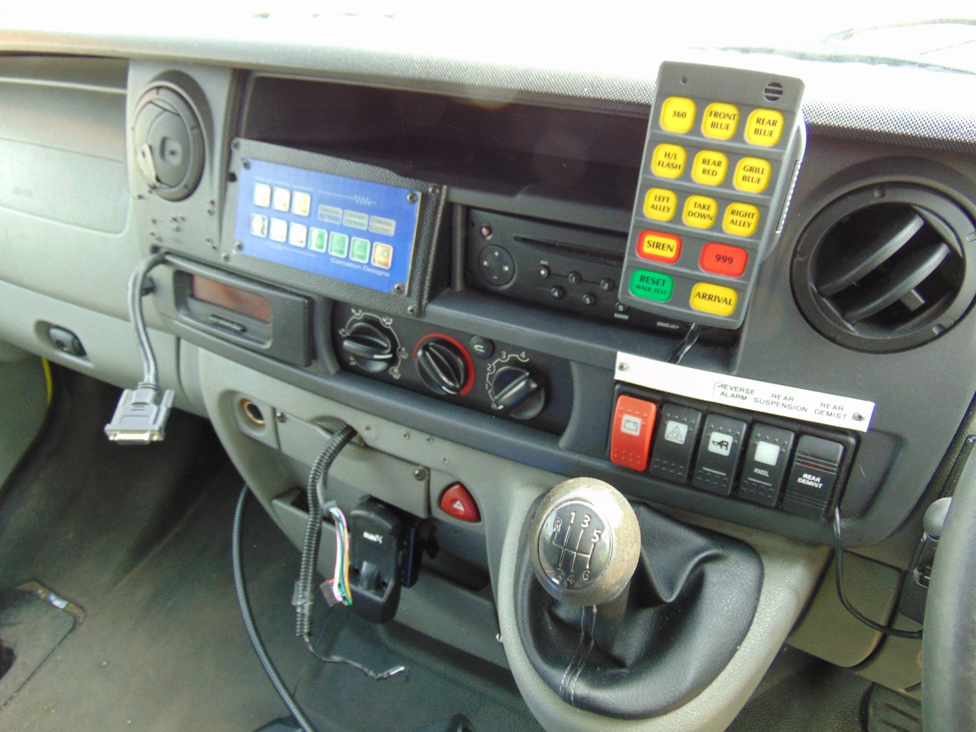 Renault Master 2.5 DCI ambulance - Image 11 of 19