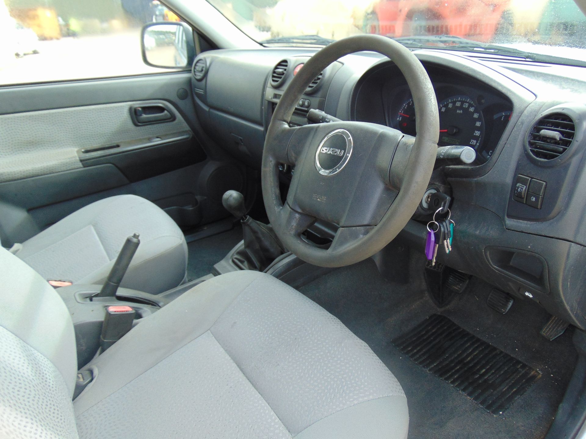 Isuzu D-Max Double Cab 2.5 Diesel 4 x 4 - Image 11 of 16