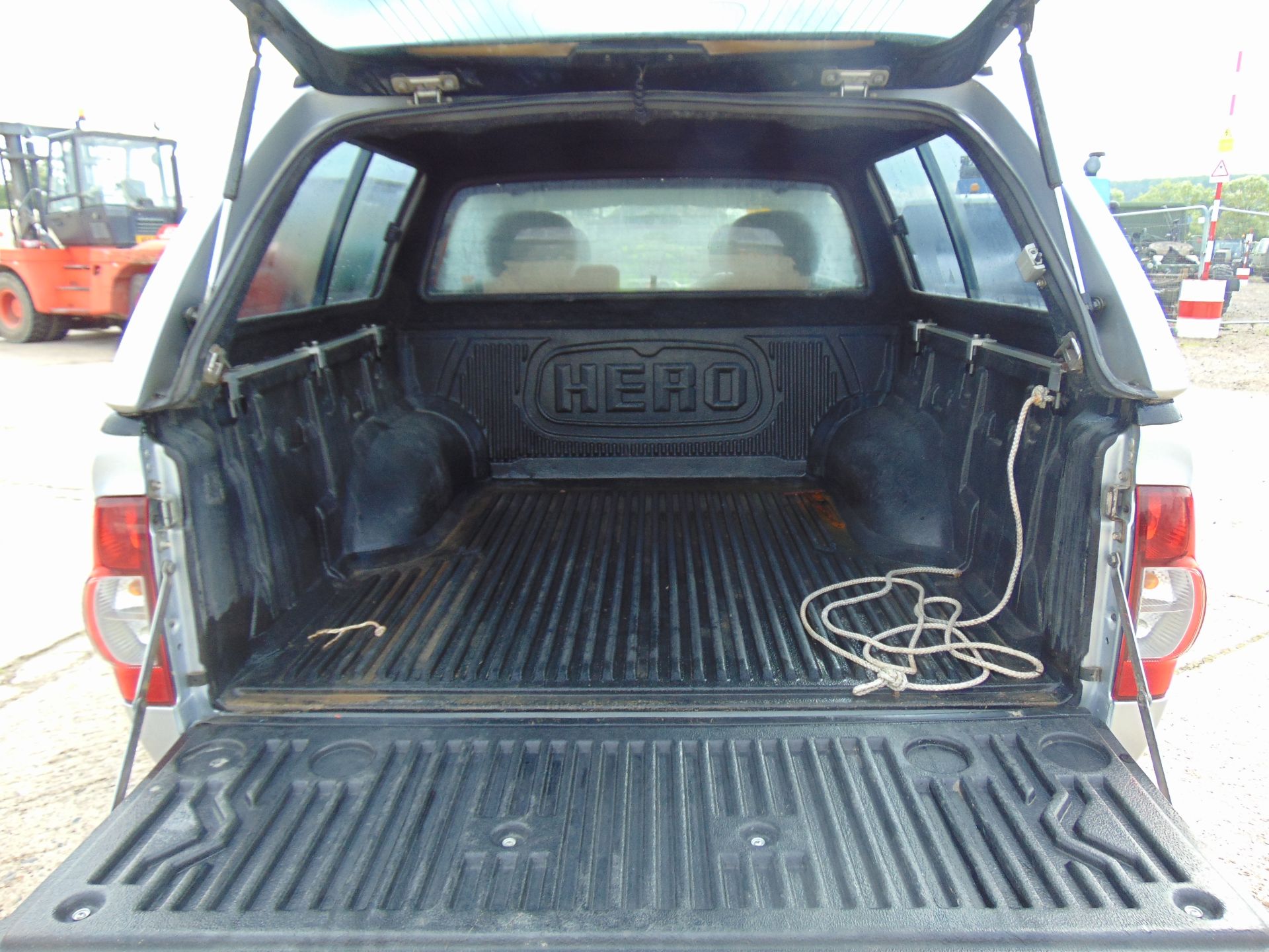 Isuzu D-Max Double Cab 2.5 Diesel 4 x 4 - Image 14 of 16