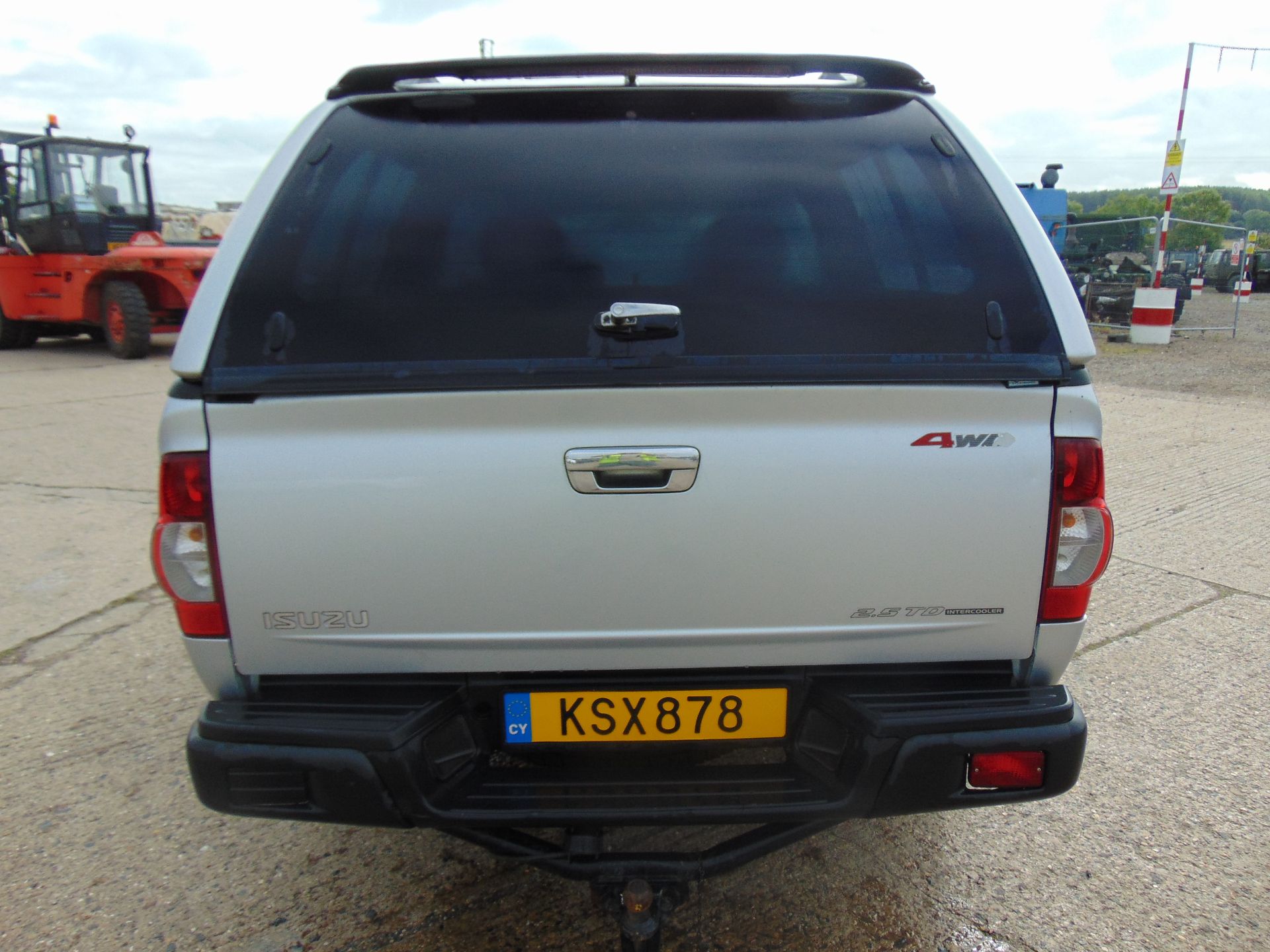 Isuzu D-Max Double Cab 2.5 Diesel 4 x 4 - Image 7 of 16