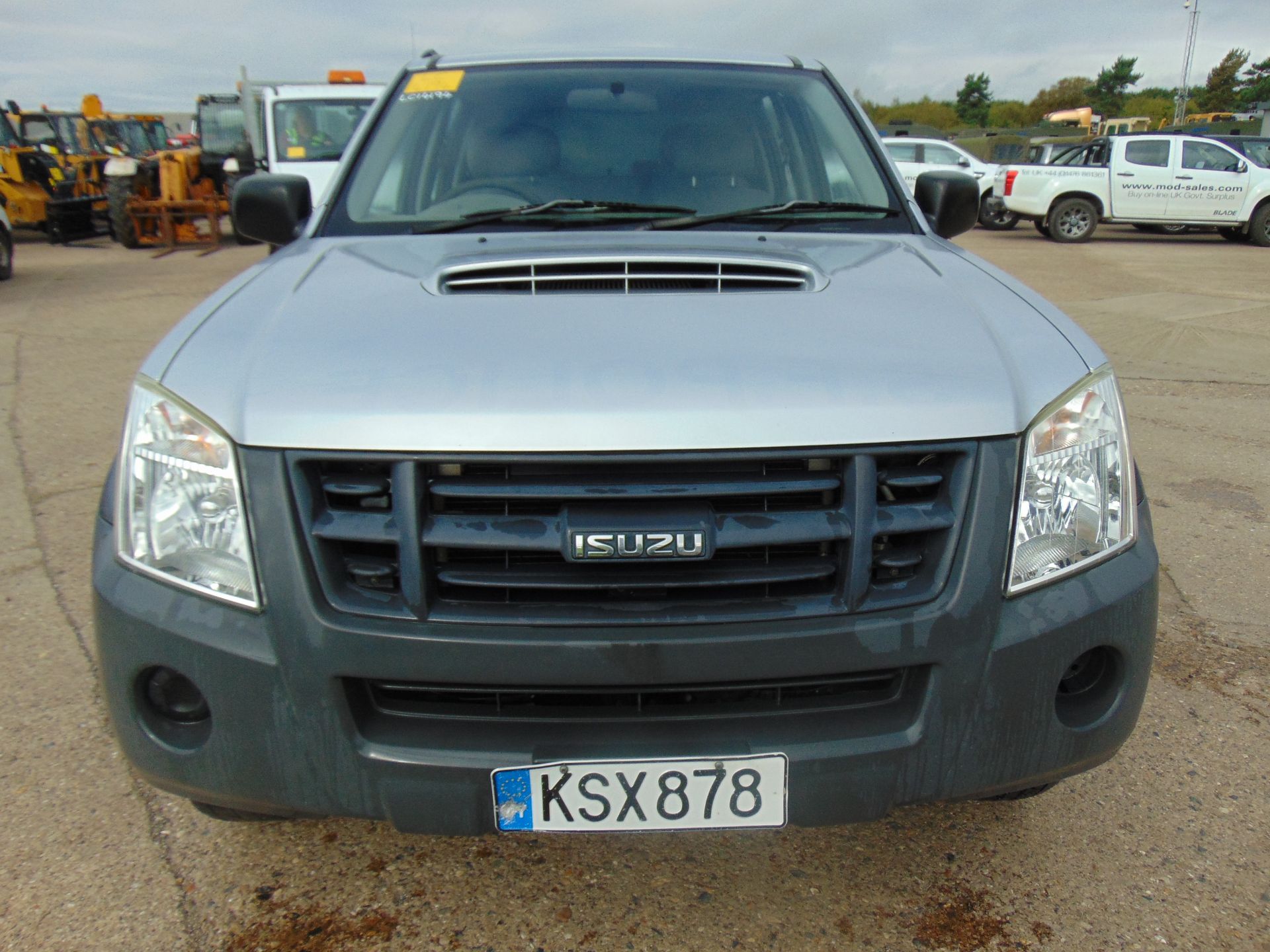 Isuzu D-Max Double Cab 2.5 Diesel 4 x 4 - Image 2 of 16