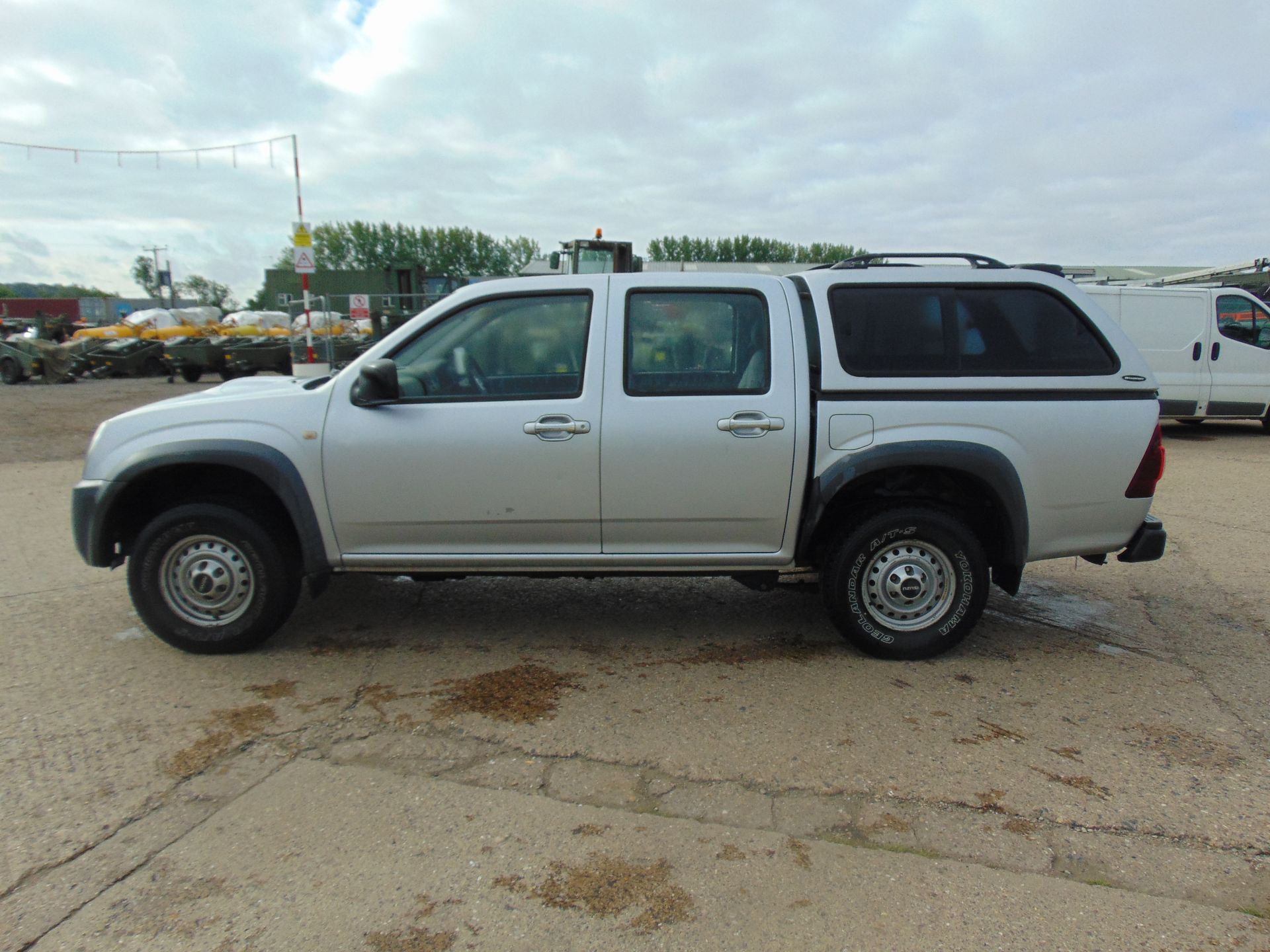 Isuzu D-Max Double Cab 2.5 Diesel 4 x 4 - Image 4 of 16