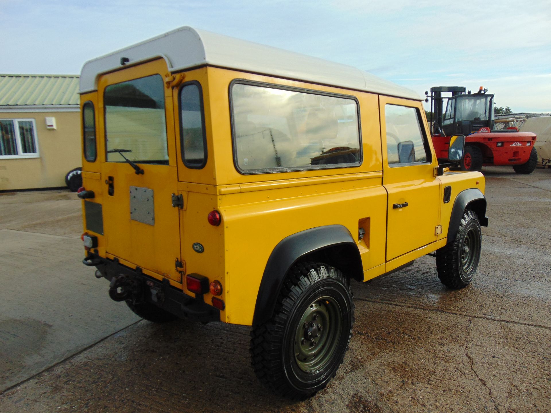 Land Rover Defender 90 300TDi Hard Top - Image 8 of 19