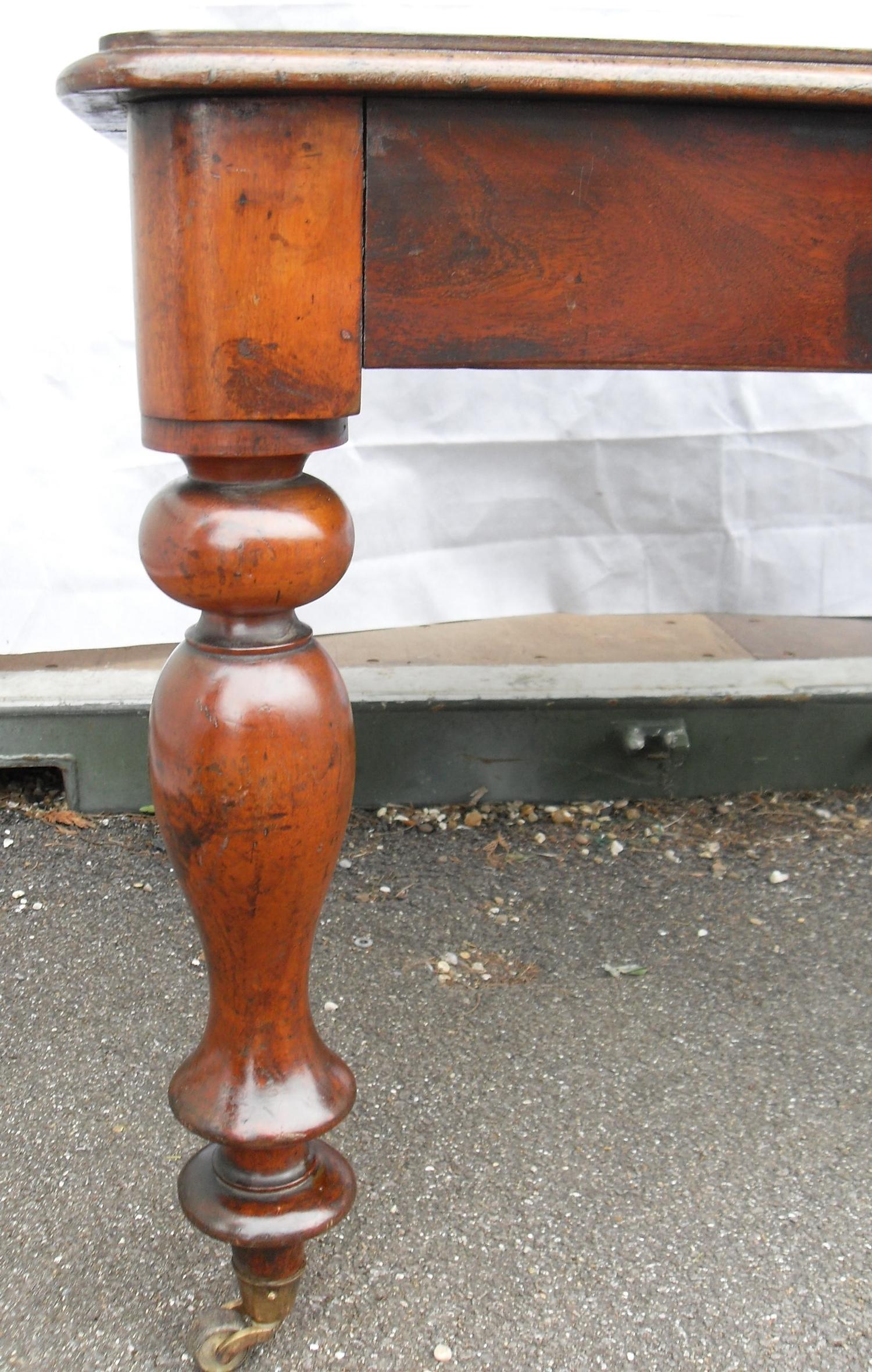 A Victorian mahogany rectangular writing table or desk with leather inset top, two frieze drawers - Bild 3 aus 4