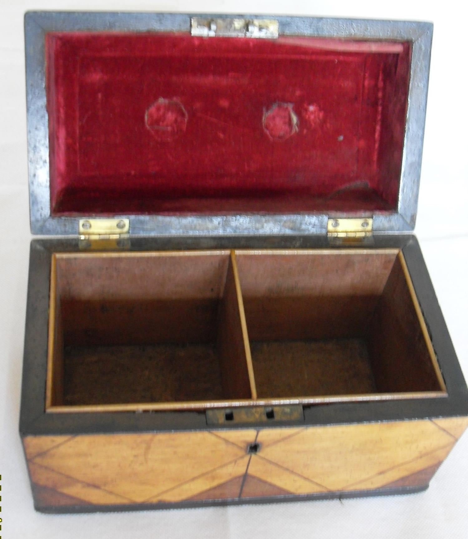 A Regency rectangular tea caddy composed of contrasting mahogany and satinwood with string inlay - Bild 3 aus 3