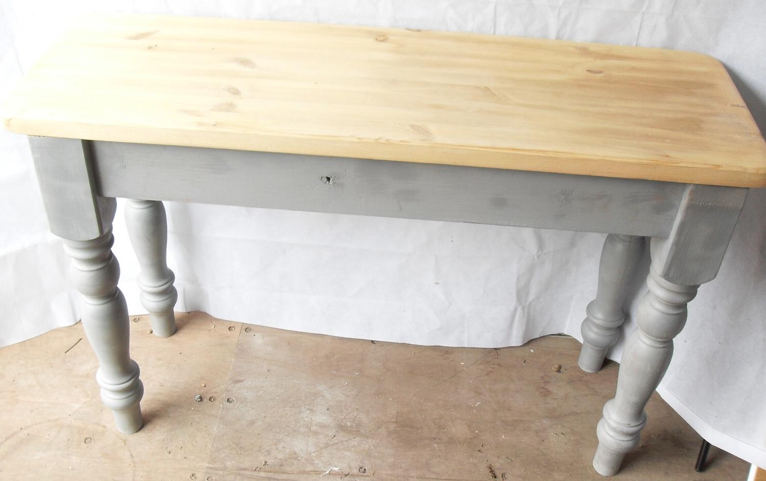 A rustic pine console table with painted frieze and turned legs, 77 x 116 x 39 cm - Bild 2 aus 2