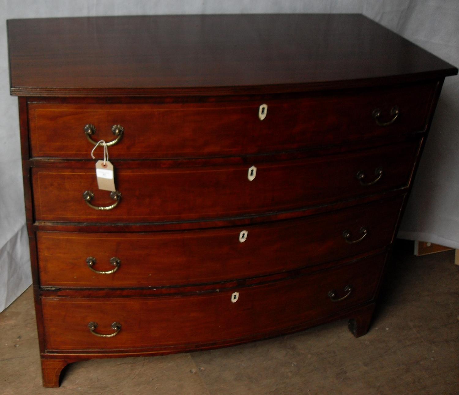 A Georgian mahogany bow-fronted chest of four graduated drawers with brass drop handles, fluted - Bild 2 aus 4