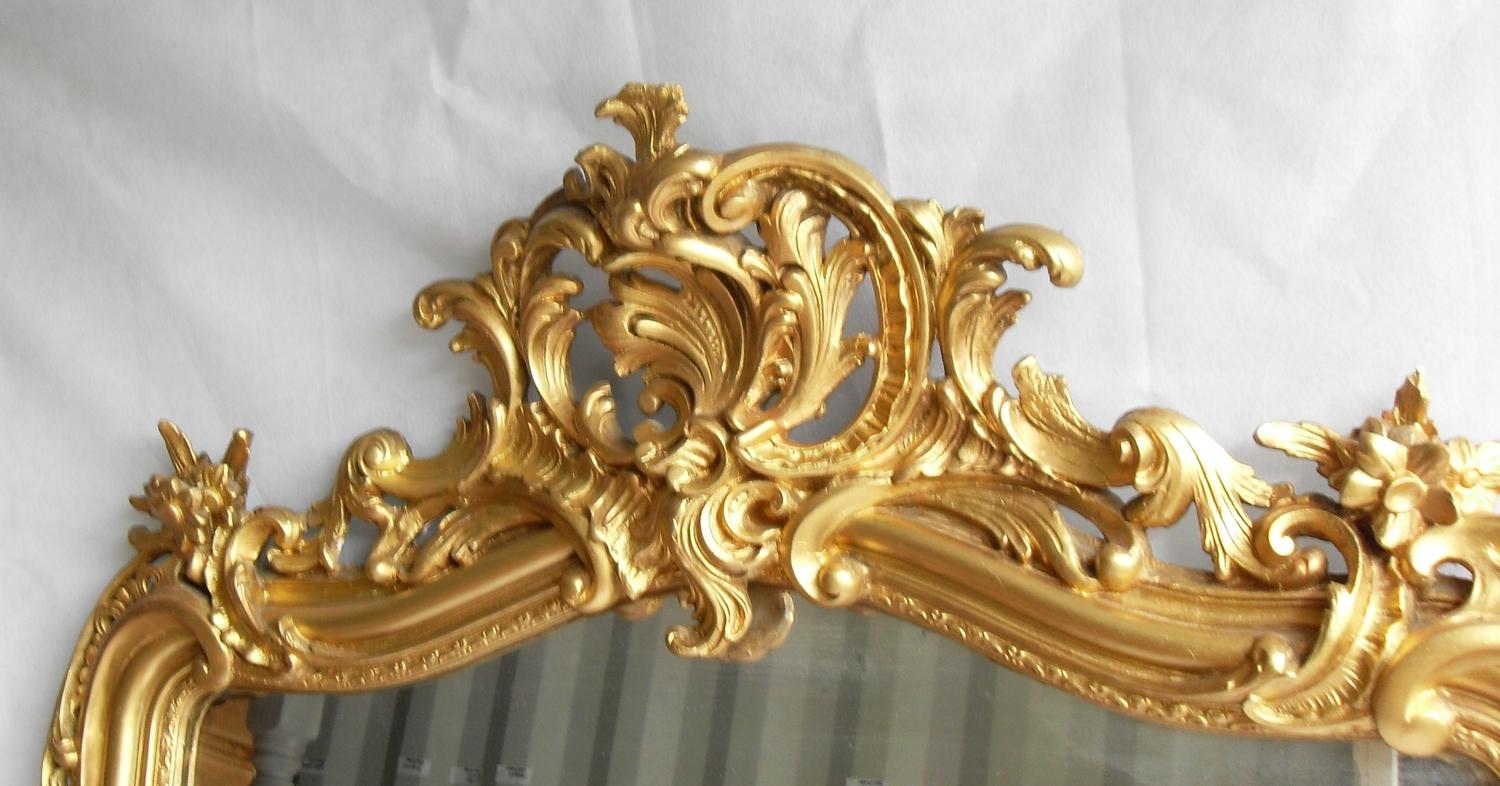 A 19th century gilt-framed console or overmantle mirror with profusely carved cornice depicting ' - Bild 2 aus 4