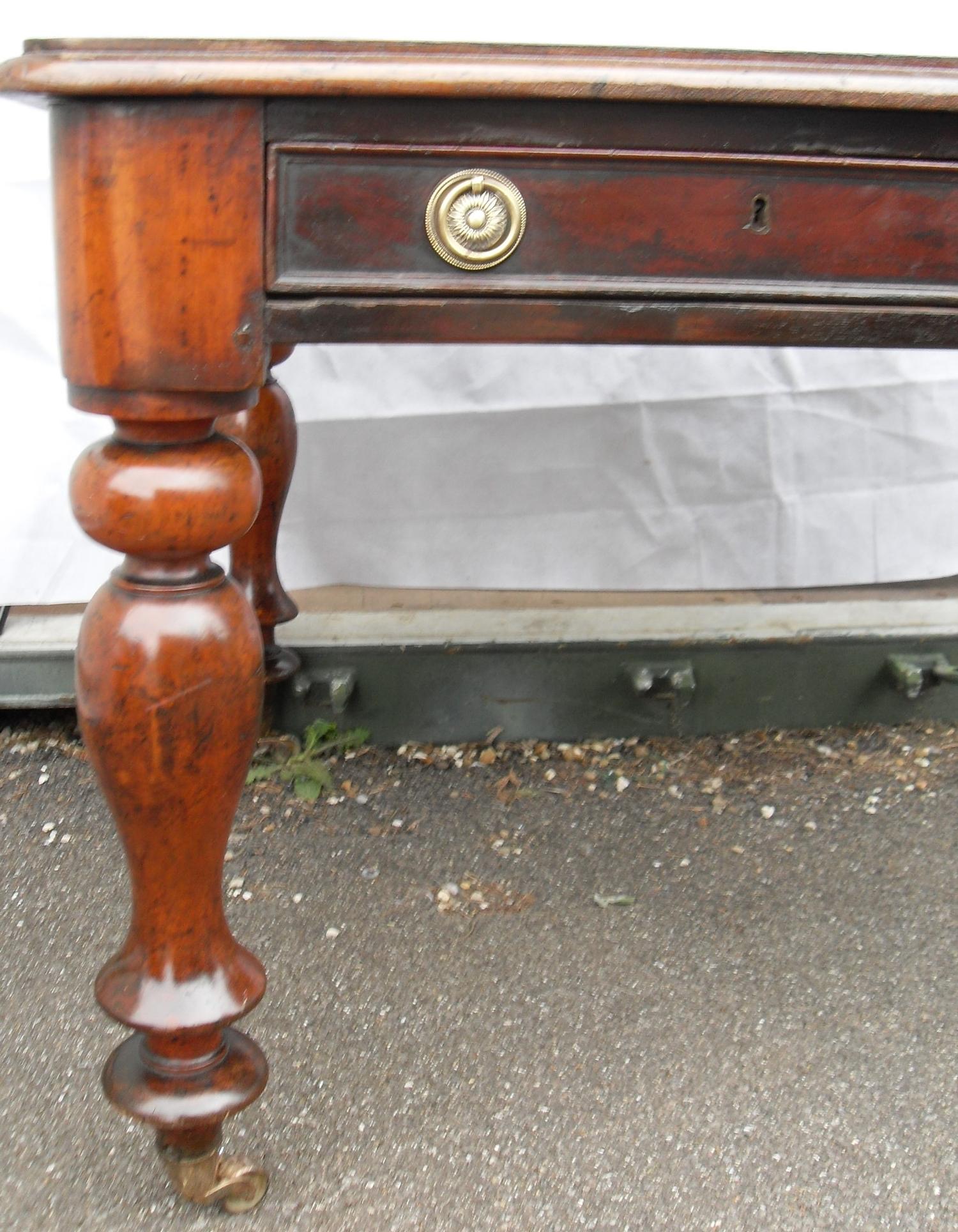 A Victorian mahogany rectangular writing table or desk with leather inset top, two frieze drawers - Bild 2 aus 4