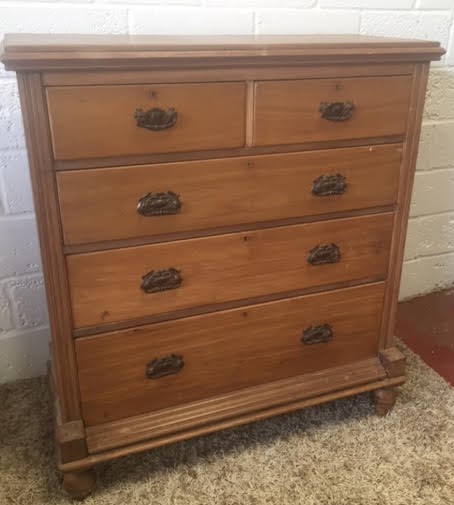 A late Victorian satinwood chest of two short and three long graduated drawers - Bild 2 aus 4