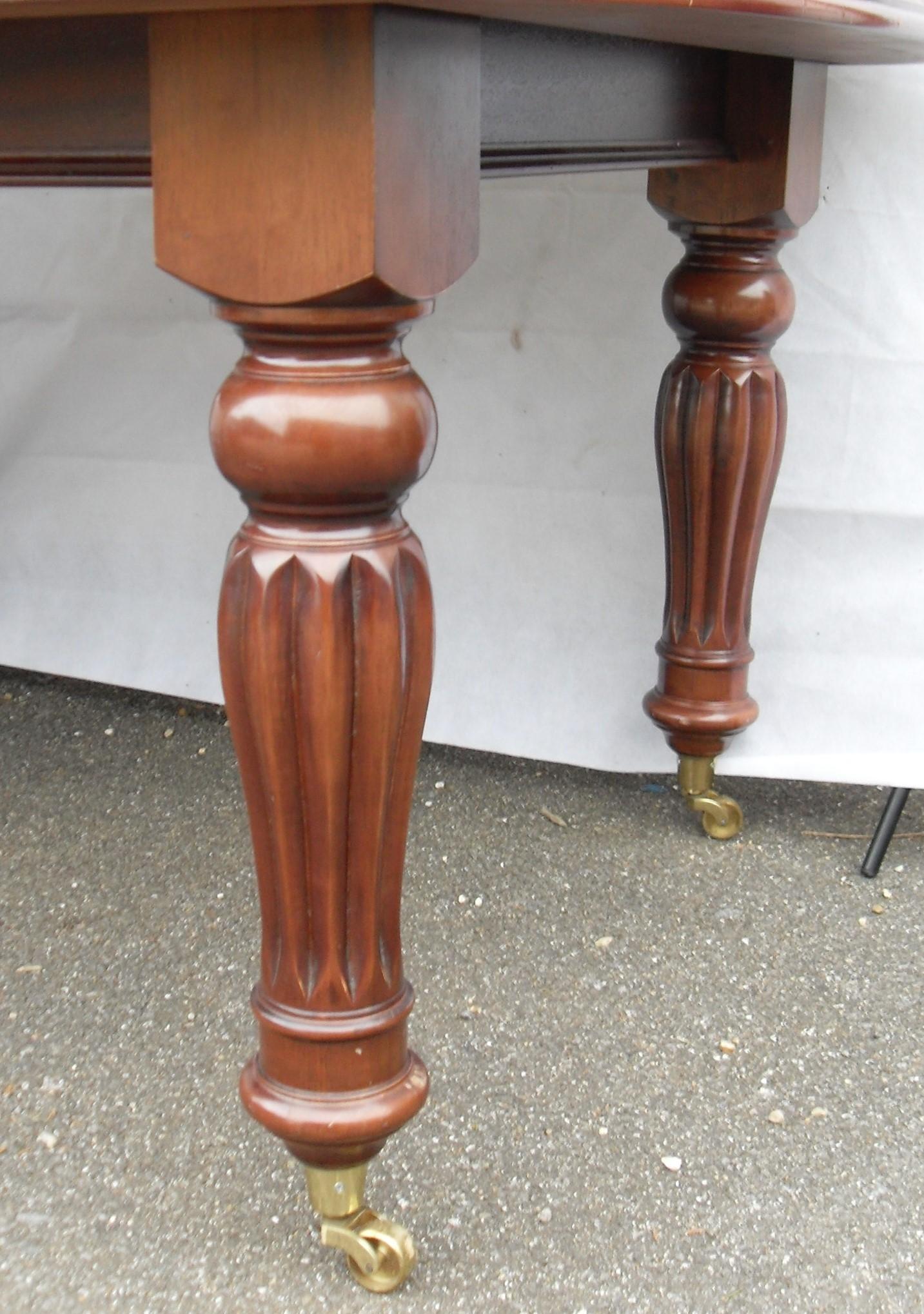 A Victorian-style mahogany pull-out extending dining table with two extra leaves on fluted - Bild 2 aus 2