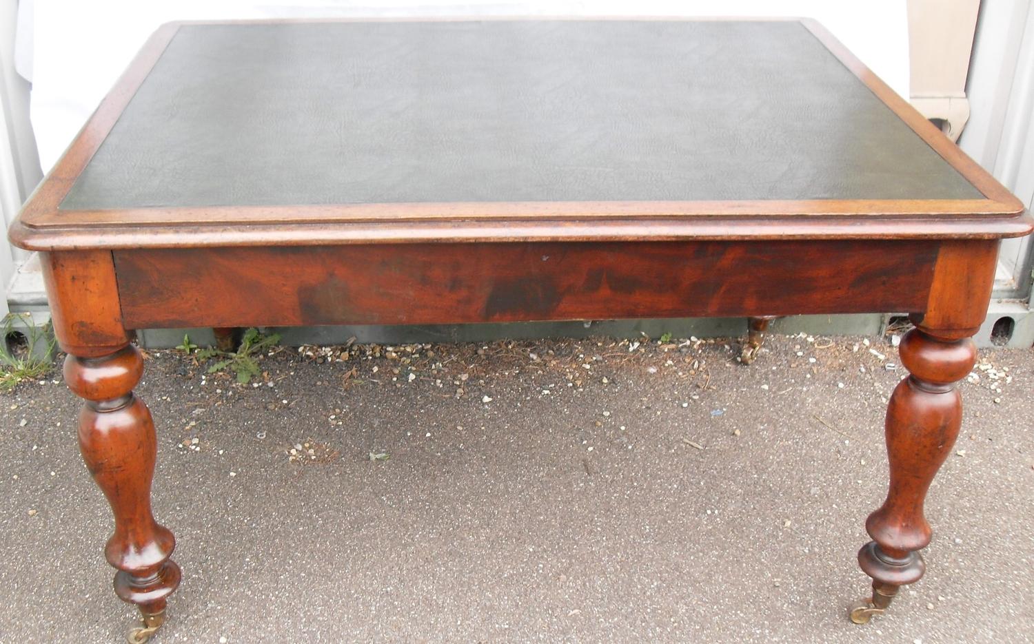 A Victorian mahogany rectangular writing table or desk with leather inset top, two frieze drawers - Bild 4 aus 4