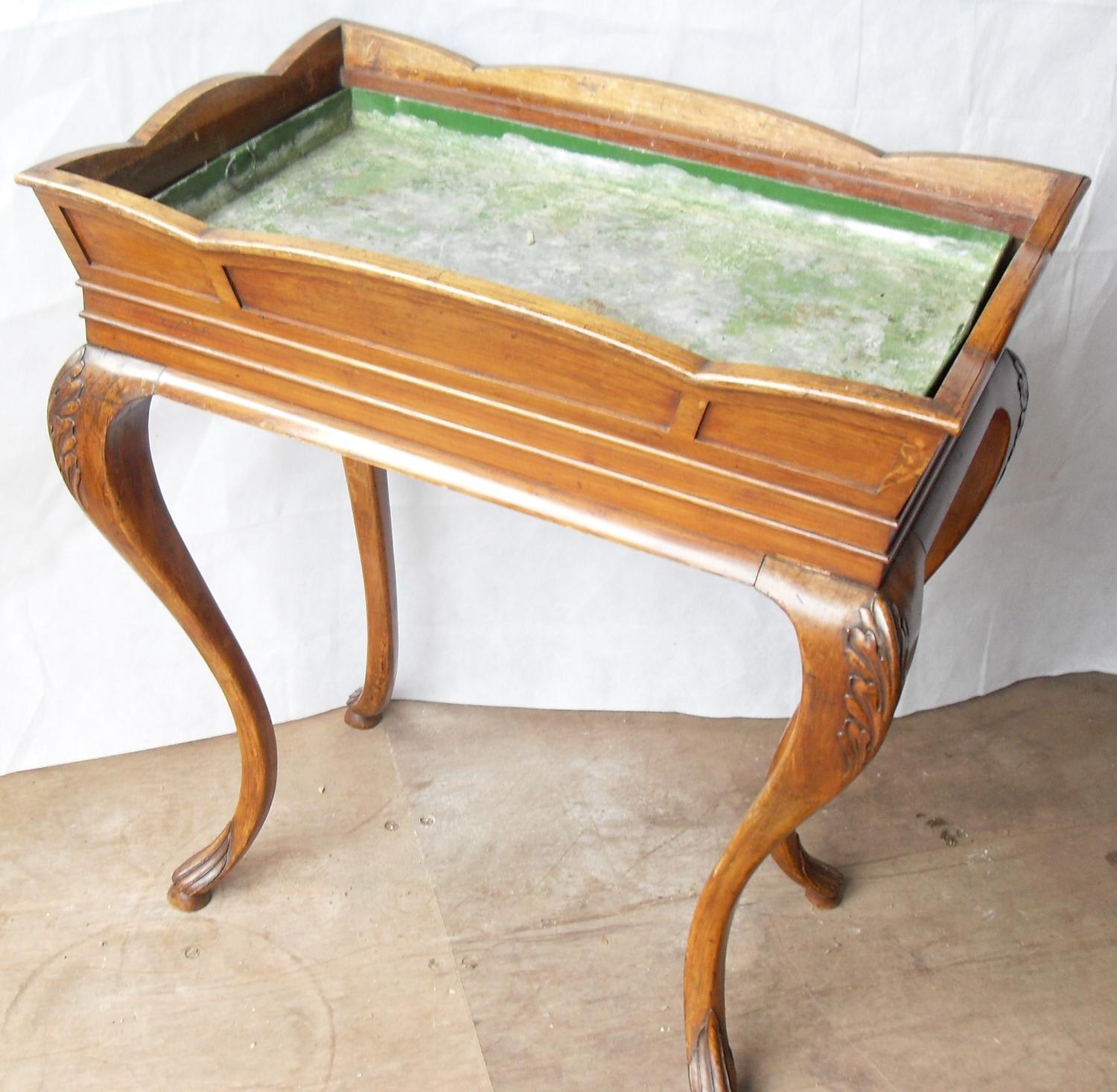 A 19th century walnut dining room cooler with removable top, lead-lined insert on carved cabriole - Bild 2 aus 2